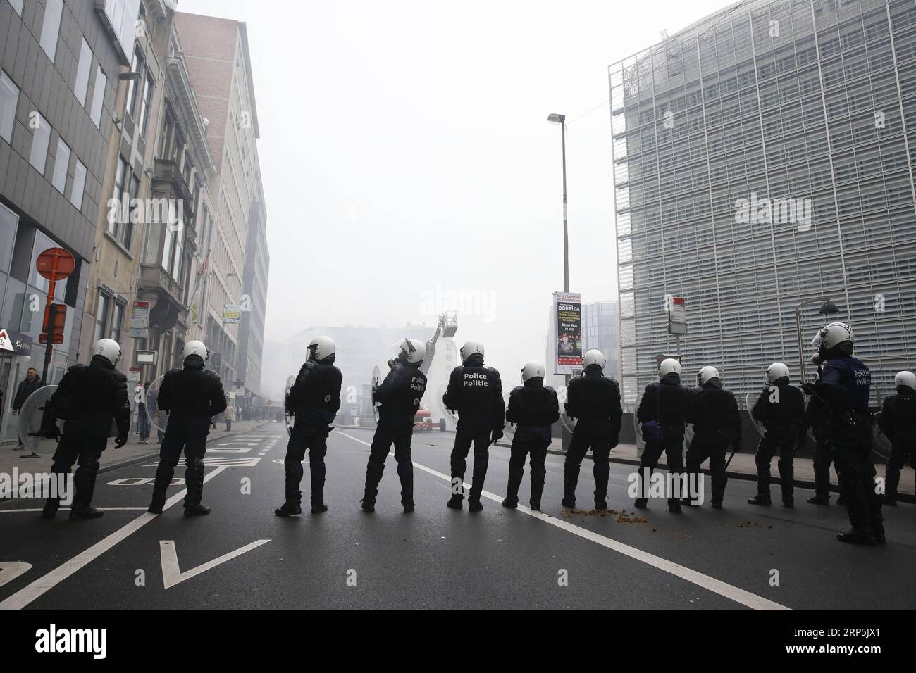 (181216) -- BRUXELLES, 16 dicembre 2018 -- agenti di polizia armati sorvegliano contro i manifestanti durante la manifestazione di marcia contro Marrakech davanti alla sede centrale delle istituzioni dell'Unione europea a Bruxelles, in Belgio, 16 dicembre 2018. I manifestanti belgi anti-immigrazione sono scesi per le strade di Bruxelles qui domenica per denunciare il Global Compact per una migrazione sicura, ordinata e regolare adottato a Marrakech, in Marocco. ) BELGIO-BRUXELLES-ANTI-IMMIGRAZIONE-RALLY-PROTESTA YEXPINGFAN PUBLICATIONXNOTXINXCHN Foto Stock
