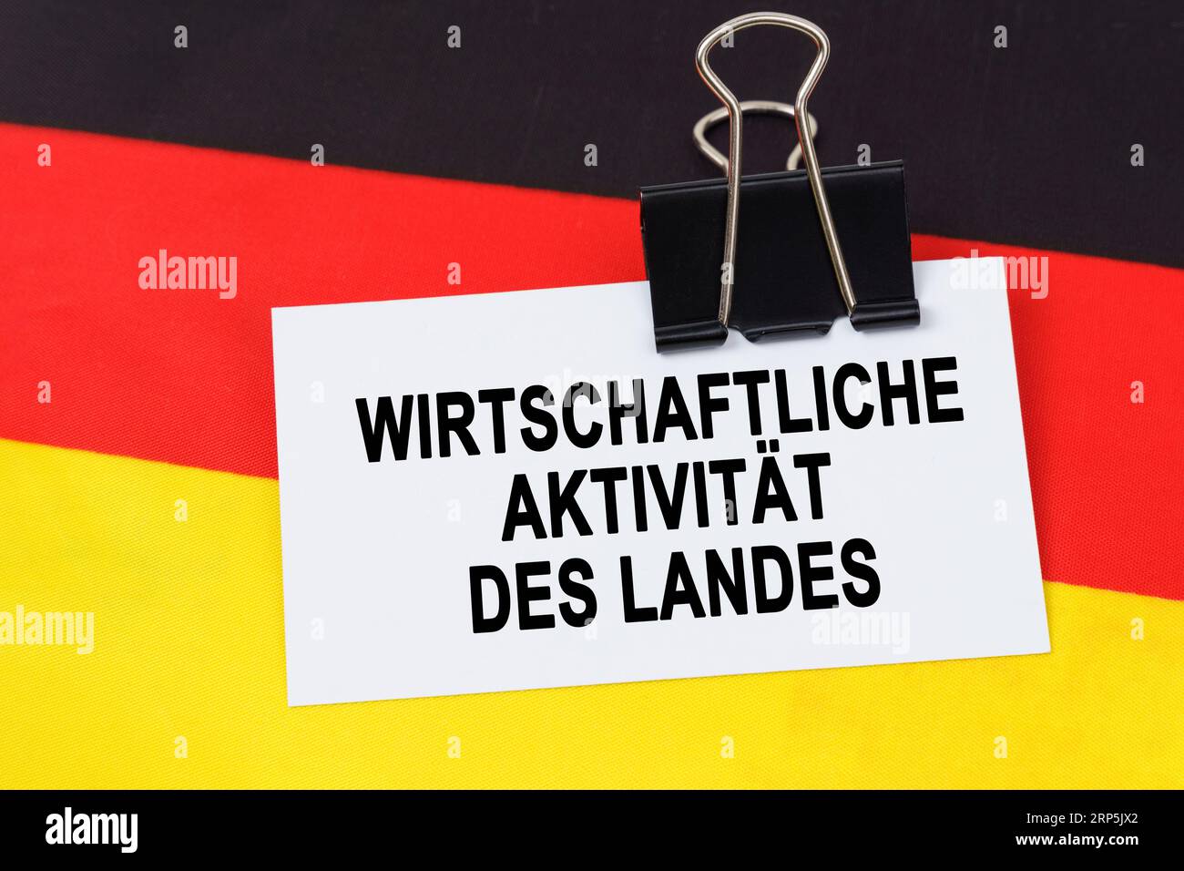 Economia e finanza. Sulla bandiera della Germania si trova un biglietto da visita con l'iscrizione - attività economica del paese. Testo in tedesco. Foto Stock