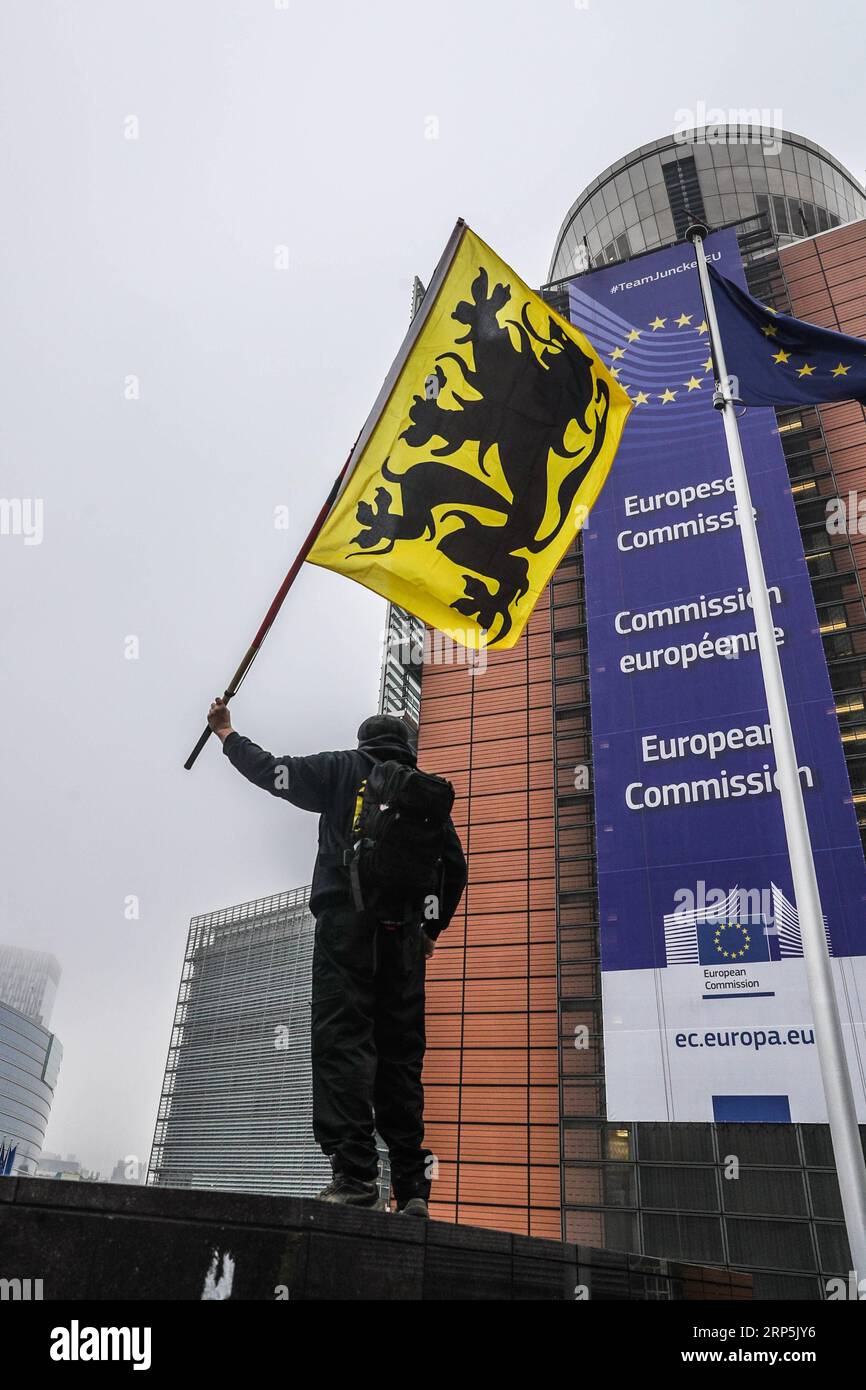 (181216) -- BRUXELLES, 16 dicembre 2018 -- Un manifestante onda una bandiera fiamminga durante la manifestazione di marcia contro Marrakech davanti alla sede centrale delle istituzioni dell'Unione europea a Bruxelles, in Belgio, 16 dicembre 2018. I manifestanti belgi anti-immigrazione sono scesi per le strade di Bruxelles qui domenica per denunciare il Global Compact per una migrazione sicura, ordinata e regolare adottato a Marrakech, in Marocco. ) BELGIO-BRUXELLES-ANTI-IMMIGRAZIONE-RALLY-PROTESTA ZHENGXHUANSONG PUBLICATIONXNOTXINXCHN Foto Stock