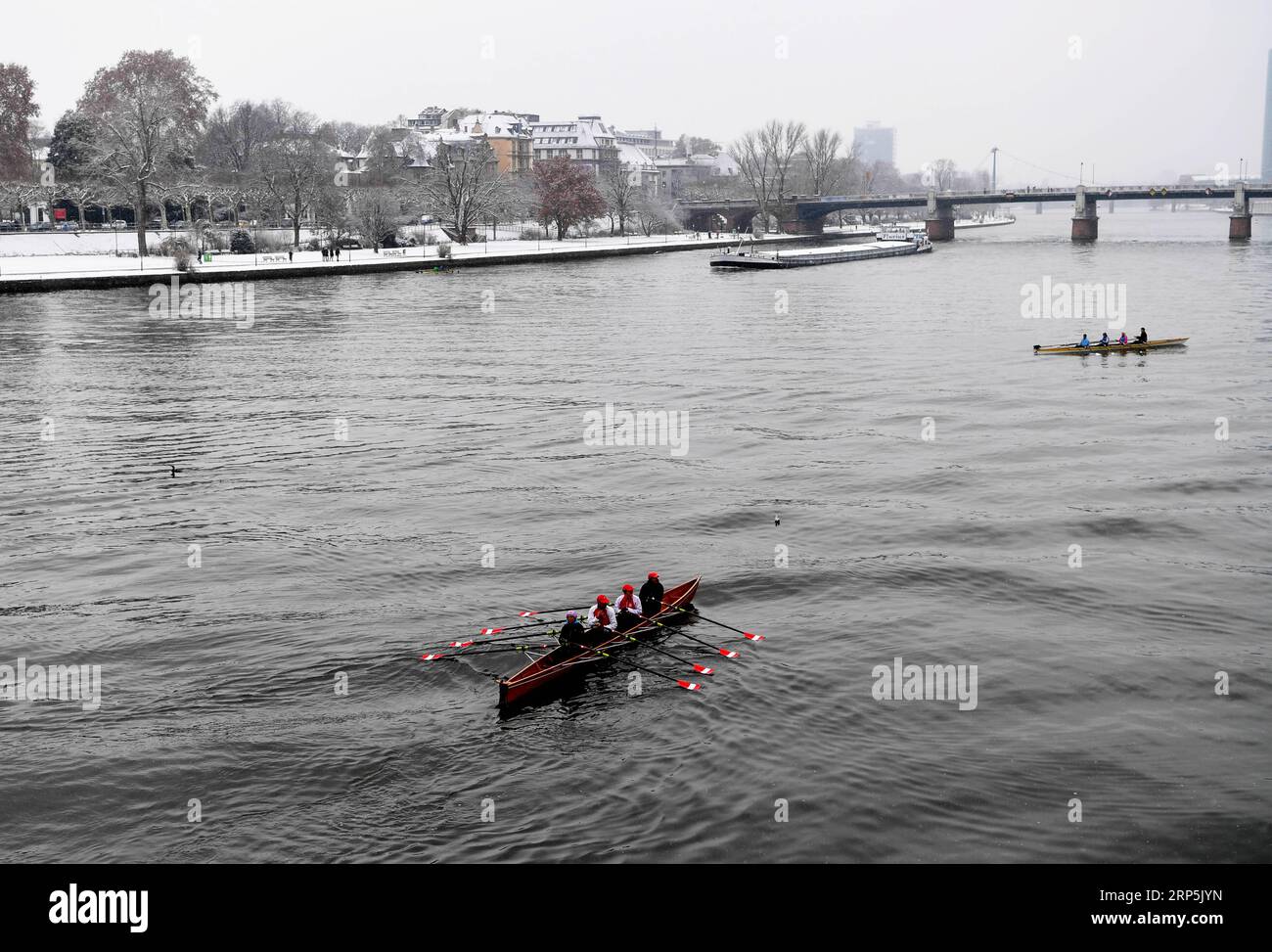 (181216) -- FRANCOFORTE, 16 dicembre 2018 -- le persone pagano lungo il fiume meno a Francoforte, Germania, il 16 dicembre 2018. Una nevicata ha colpito Francoforte domenica. ) GERMANIA-FRANCOFORTE-NEVICATE LuxYang PUBLICATIONxNOTxINxCHN Foto Stock