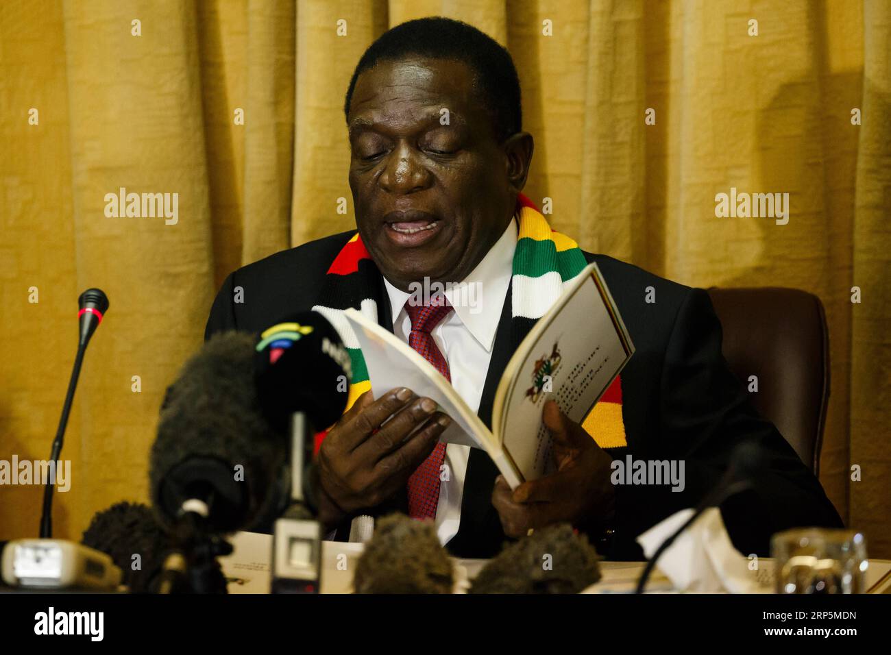 (181218) -- HARARE, 18 dicembre 2018 -- il presidente dello Zimbabwe Emmerson Mnangagwa parla a una conferenza stampa a Harare, Zimbabwe, 18 dicembre 2018. L'esercito dello Zimbabwe ha usato la forza sproporzionata per reprimere le violenze post-elettorali verificatesi il 1 agosto ad Harare, con conseguente morte di sei persone e danni alle proprietà, secondo il rapporto della Commissione d'inchiesta pubblicato martedì. ) ZIMBABWE-HARARE-MNANGAGWA-RAPPORTO SULLA VIOLENZA POST-ELETTORALE SHAUNXJUSA PUBLICATIONXNOTXINXCHN Foto Stock