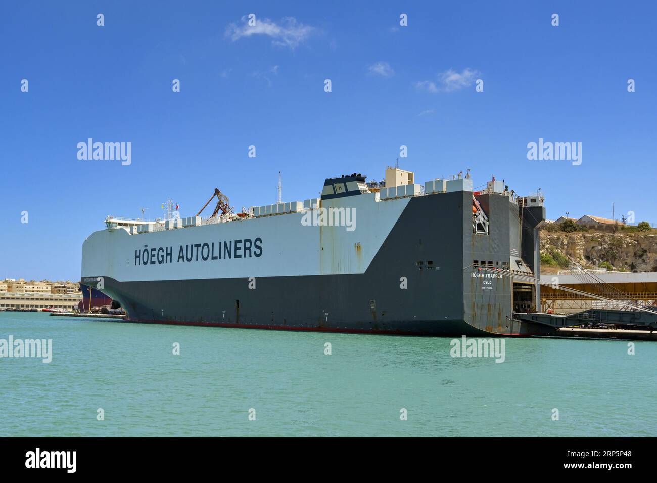 La Valletta, Malta - 6 agosto 2023: La grande nave da trasporto Hoegh Trapper attraccata nel porto di la Valletta. Foto Stock