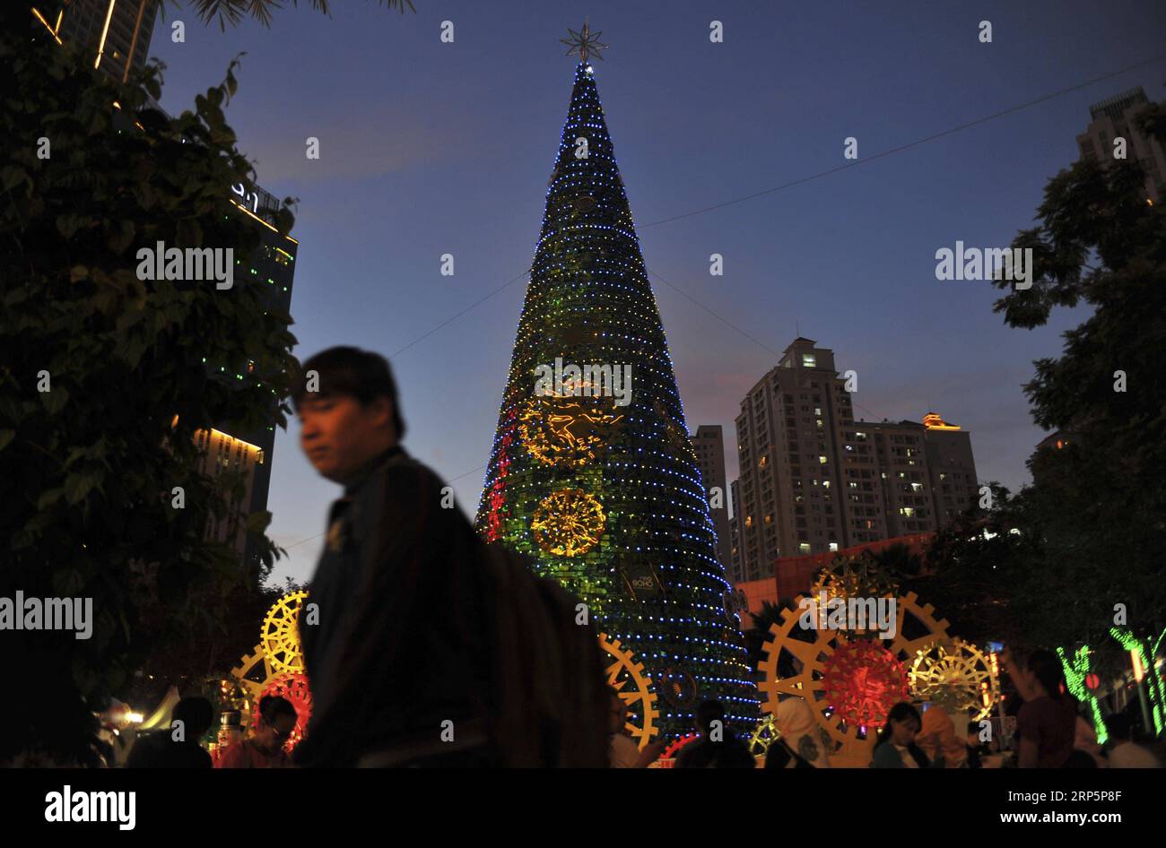 (181220) -- GIACARTA, 20 dicembre 2018 -- Un uomo passa un albero di Natale in un centro commerciale a Giacarta, Indonesia, 20 dicembre 2018. ) INDONESIA-GIACARTA-NATALE Zulkarnain PUBLICATIONxNOTxINxCHN Foto Stock