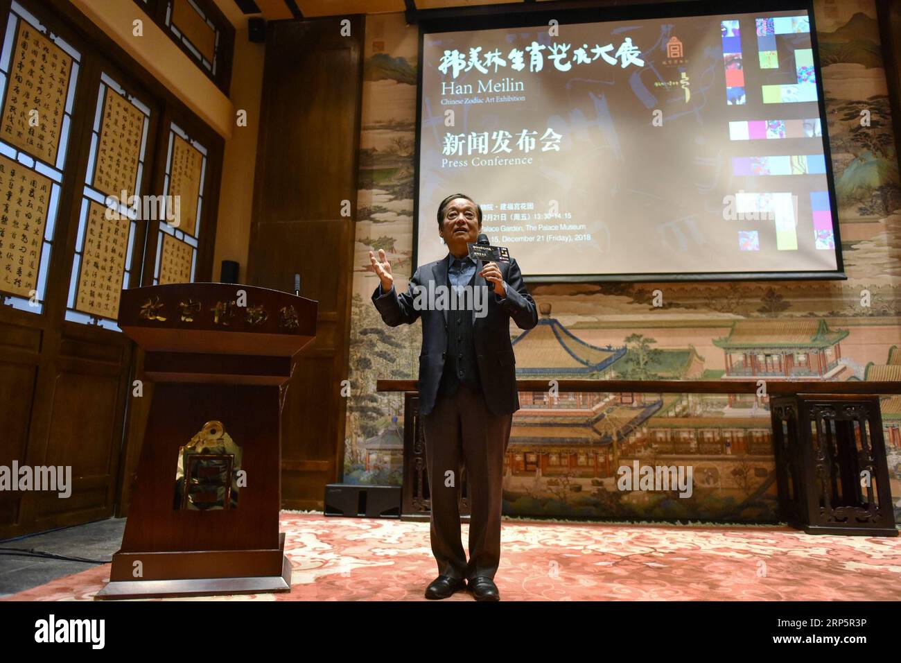 (181221) -- PECHINO, 21 dicembre 2018 (Xinhua) -- l'artista cinese Han Meilin parla a una conferenza stampa sulla sua Chinese Zodiac Art Exhibition al Palace Museum di Pechino, capitale della Cina, 21 dicembre 2018. La mostra d'arte cinese dello zodiaco, che espone opere d'arte del pittore, scultore e designer cinese Han Meilin, è prevista per il 5 gennaio 2019. (Xinhua/li Mangmang) (InPalaceMuseum) CHINA-BEIJING-PALACE MUSEUM-HAN MEILIN CHINESE ZODIAC ART EXHIBITION (CN) PUBLICATIONxNOTxINxCHN Foto Stock