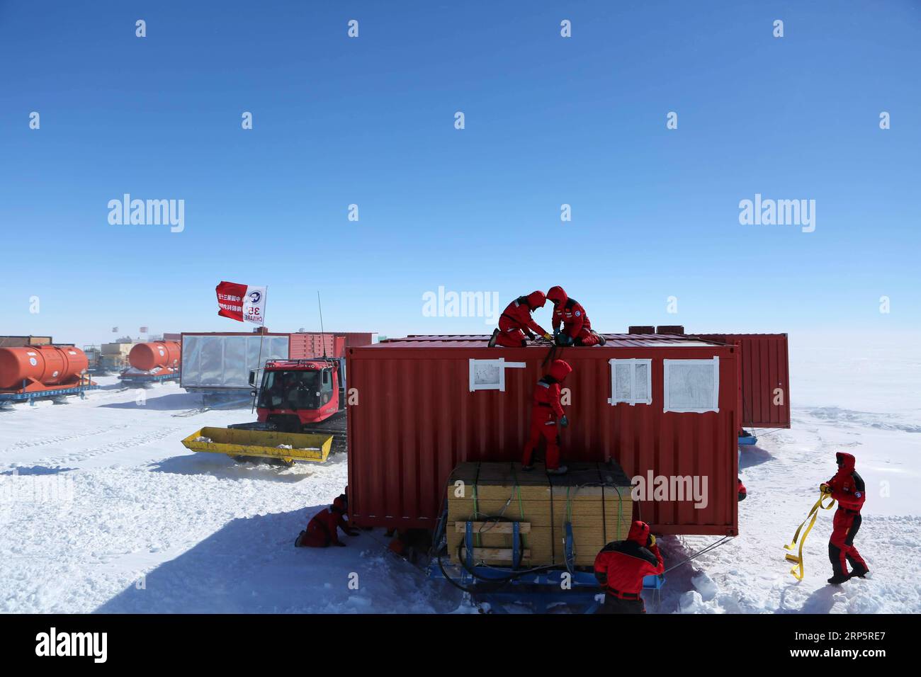 (181222) -- A BORDO DI XUELONG, 22 dicembre 2018 (Xinhua) -- i membri di due squadre di spedizione nell'entroterra mantengono l'equipaggiamento dopo una tormenta in Antartide, 21 dicembre 2018. Due squadre di ricercatori cinesi della 35a spedizione antartica cinese hanno incontrato una tormenta di neve durante il loro viaggio verso le stazioni cinesi di Kunlun e Taishan venerdì. (Xinhua/Liu Shiping) ANTARTIDE-XUELONG-INLAND EXPEDITION-BLIZZARD PUBLICATIONxNOTxINxCHN Foto Stock