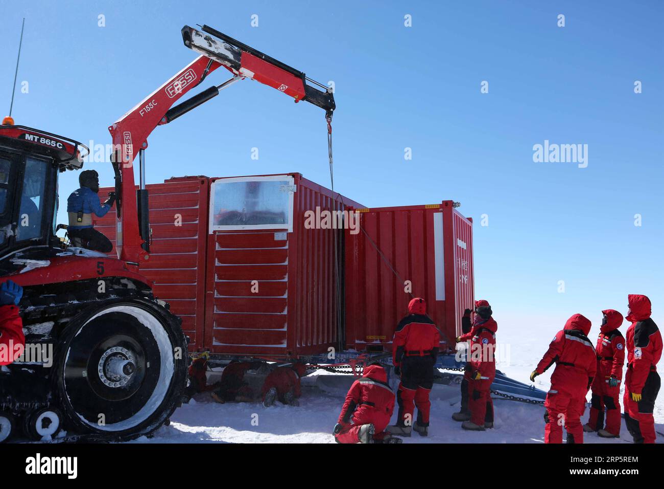 (181222) -- A BORDO DI XUELONG, 22 dicembre 2018 (Xinhua) -- i membri di due squadre di spedizione nell'entroterra mantengono l'equipaggiamento dopo una tormenta in Antartide, 21 dicembre 2018. Due squadre di ricercatori cinesi della 35a spedizione antartica cinese hanno incontrato una tormenta di neve durante il loro viaggio verso le stazioni cinesi di Kunlun e Taishan venerdì. (Xinhua/Liu Shiping) ANTARTIDE-XUELONG-INLAND EXPEDITION-BLIZZARD PUBLICATIONxNOTxINxCHN Foto Stock
