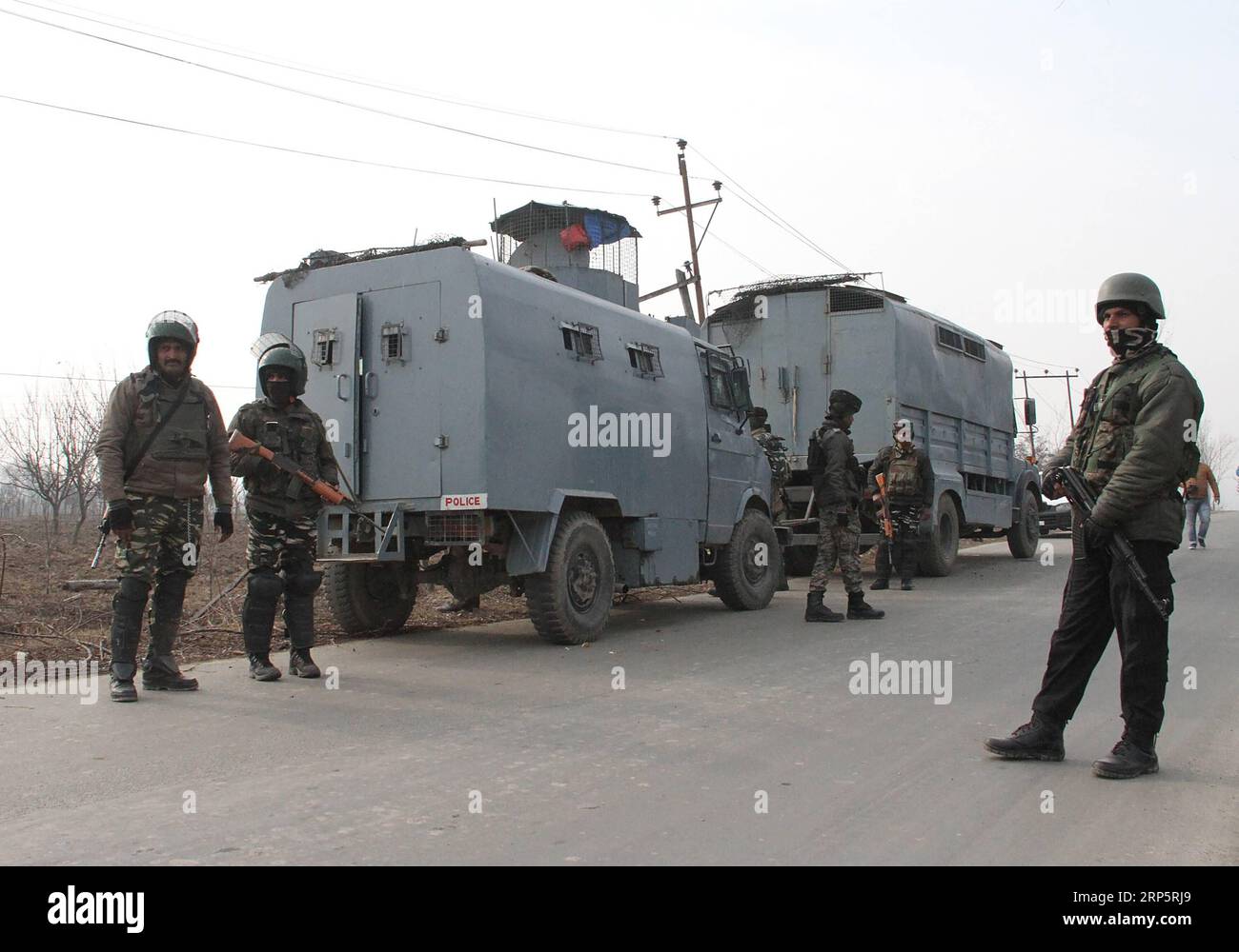 (181222) -- SRINAGAR, 22 dicembre 2018 -- le truppe paramilitari indiane stanno di guardia vicino al luogo di uno scontro a fuoco nel villaggio di Arampora vicino ad Awantipora nel distretto di Pulwama, circa 28 chilometri a sud della città di Srinagar, la capitale estiva del Kashmir controllato dagli indiani, 22 dicembre 2018. Le forze di sicurezza indiane hanno ucciso sei terroristi nel Kashmir controllato dall'India, fonti confermate sabato mattina. Sei terroristi sono stati eliminati nell'area di Awantipora, nel distretto di Pulwama. Armi e altri materiali incriminanti sono stati recuperati dal loro possesso. L'operazione è finita, ha detto una fonte ufficiale. ) INDIANO- Foto Stock