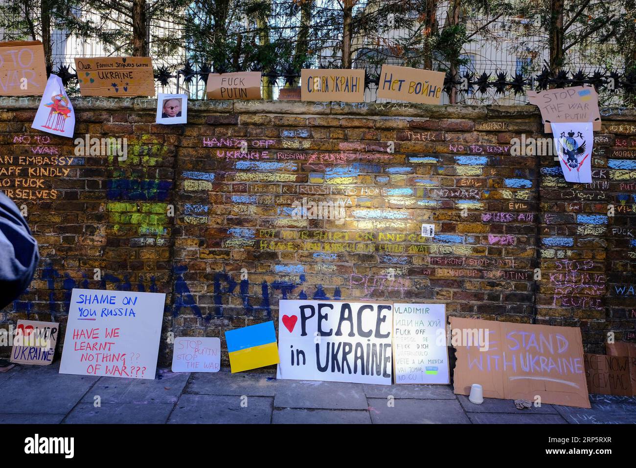 Whitehall, Opp. Downing Street, Londra, Regno Unito. 26 febbraio 2022. I manifestanti si riuniscono fuori Downing Street per chiedere la fine dell'invasione russa dell'Ucraina Foto Stock