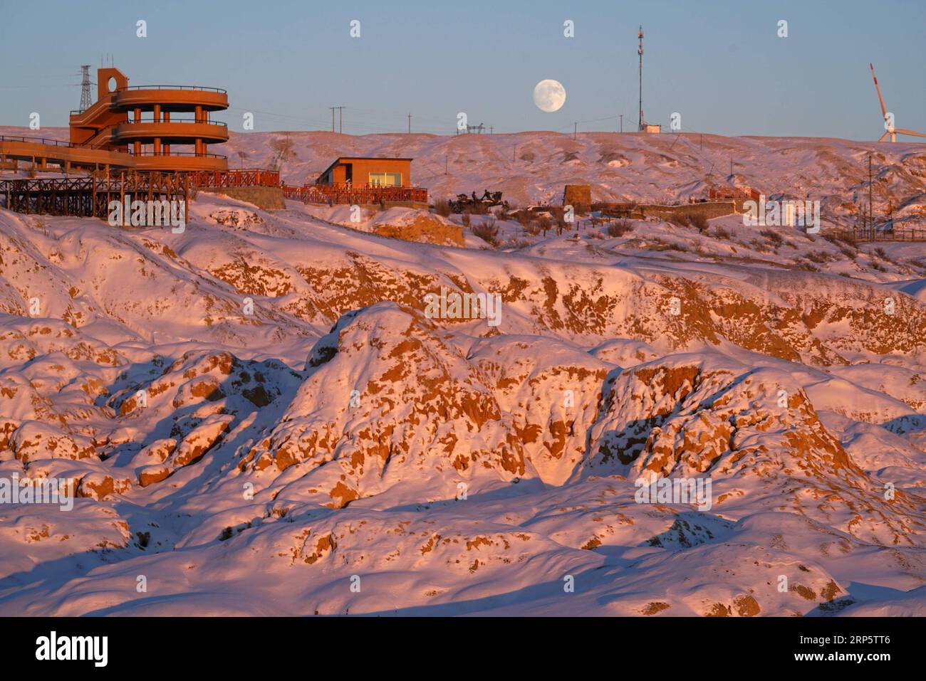 (181224) -- PECHINO, 24 dicembre 2018 -- foto scattata il 21 dicembre 2018 mostra lo scenario della spiaggia colorata nella contea di Burqin, nella regione autonoma Xinjiang Uygur della Cina nord-occidentale. ) XINHUA FOTO DEL GIORNO XINHUA FOTO DEL GIORNO HANXYUQING PUBLICATIONXNOTXINXCHN Foto Stock