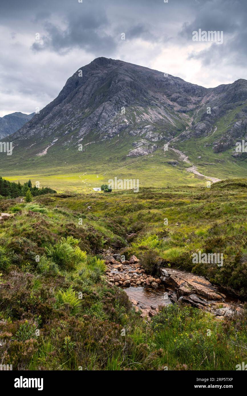 Visualizza in basso del diavolo la scala che porta al Valico di Glencoe nelle Highlands scozzesi, con Buachaille Etive Mor a distanza Foto Stock