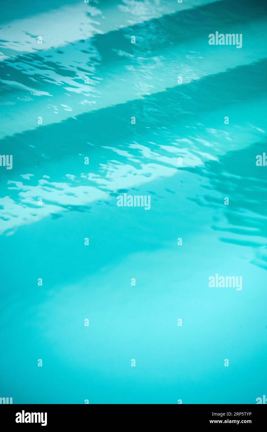 Dettaglio dei gradini sommersi in una piscina Foto Stock