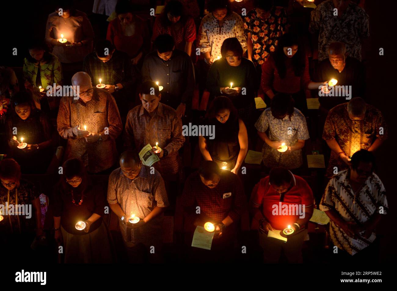 (181224) -- GIACARTA, 24 dicembre 2018 -- la gente tiene le candele la vigilia di Natale in una chiesa di Giacarta, Indonesia, il 24 dicembre 2018. ) INDONESIA-GIACARTA-VIGILIA DI NATALE AGUNGXKUNCAHYAXB. PUBLICATIONxNOTxINxCHN Foto Stock