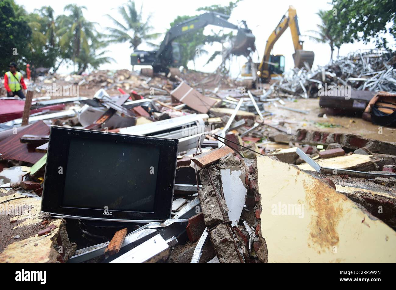 (181225) -- PANDEGLANG, 25 dicembre 2018 -- Workers clean Debris at Tanjung Lesung Resort in Pandeglang, provincia di Banten, Indonesia, 25 dicembre 2018. Il bilancio delle vittime dello tsunami innescato da un'eruzione vulcanica nello stretto di Sunda nell'Indonesia occidentale è salito a 429 finora, con un totale di altri 1.459 feriti, ha detto martedì un portavoce dell'agenzia nazionale per i disastri. ) INDONESIA-PANDEGLANG-TSUNAMI-AFTERMATH DuxYu PUBLICATIONxNOTxINxCHN Foto Stock