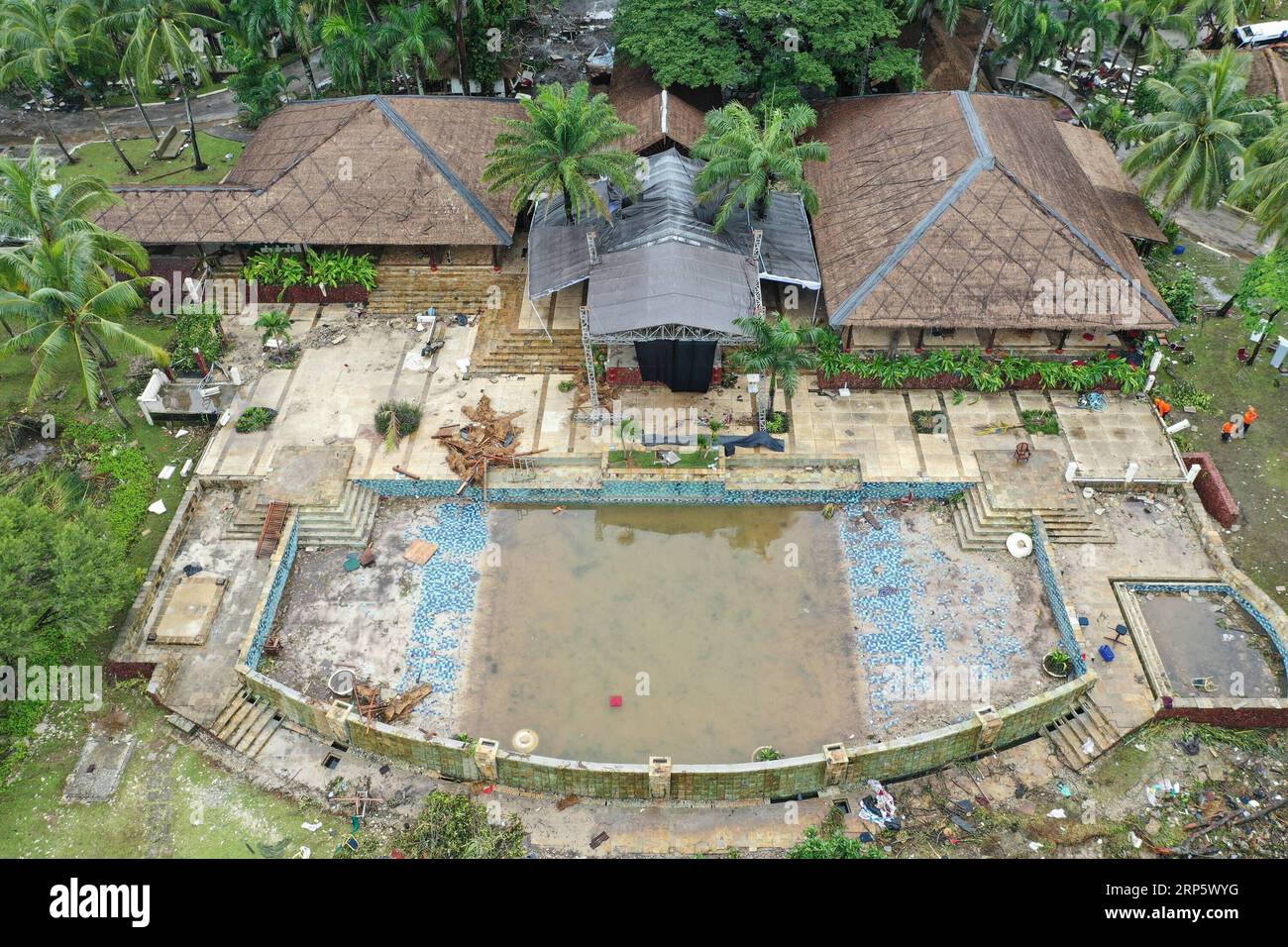 (181225) -- PANDEGLANG, 25 dicembre 2018 -- foto aerea scattata il 25 dicembre 2018 mostra Damaged Tanjung Lesung Resort a Pandeglang, provincia di Banten, Indonesia. Il bilancio delle vittime dello tsunami innescato da un'eruzione vulcanica nello stretto di Sunda nell'Indonesia occidentale è salito a 429 finora, con un totale di altri 1.459 feriti, ha detto martedì un portavoce dell'agenzia nazionale per i disastri. ) INDONESIA-PANDEGLANG-TSUNAMI-AFTERMATH DuxYu PUBLICATIONxNOTxINxCHN Foto Stock