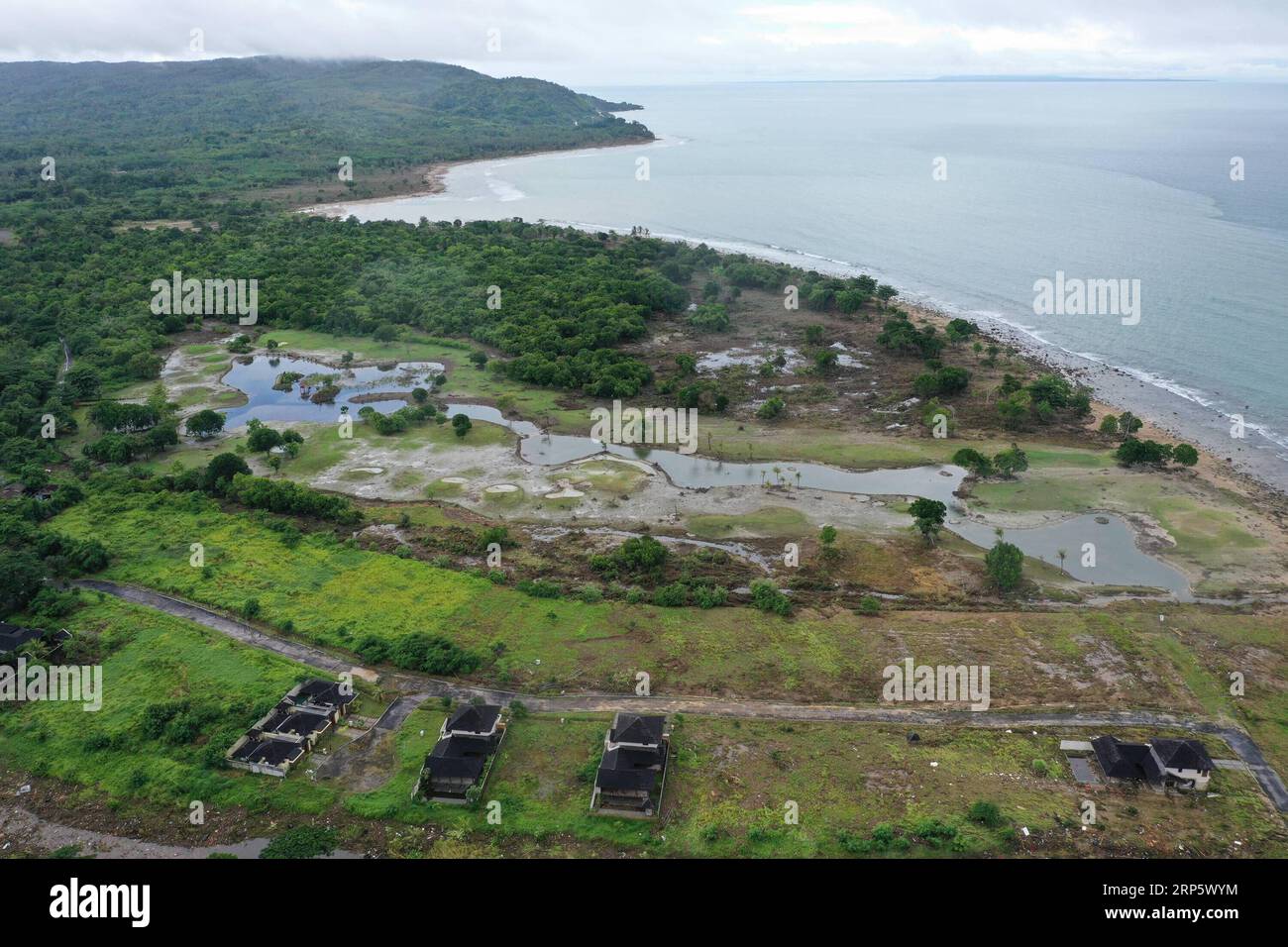 (181225) -- PANDEGLANG, 25 dicembre 2018 -- foto aerea scattata il 25 dicembre 2018 mostra Damaged Tanjung Lesung Resort a Pandeglang, provincia di Banten, Indonesia. Il bilancio delle vittime dello tsunami innescato da un'eruzione vulcanica nello stretto di Sunda nell'Indonesia occidentale è salito a 429 finora, con un totale di altri 1.459 feriti, ha detto martedì un portavoce dell'agenzia nazionale per i disastri. ) INDONESIA-PANDEGLANG-TSUNAMI-AFTERMATH DuxYu PUBLICATIONxNOTxINxCHN Foto Stock