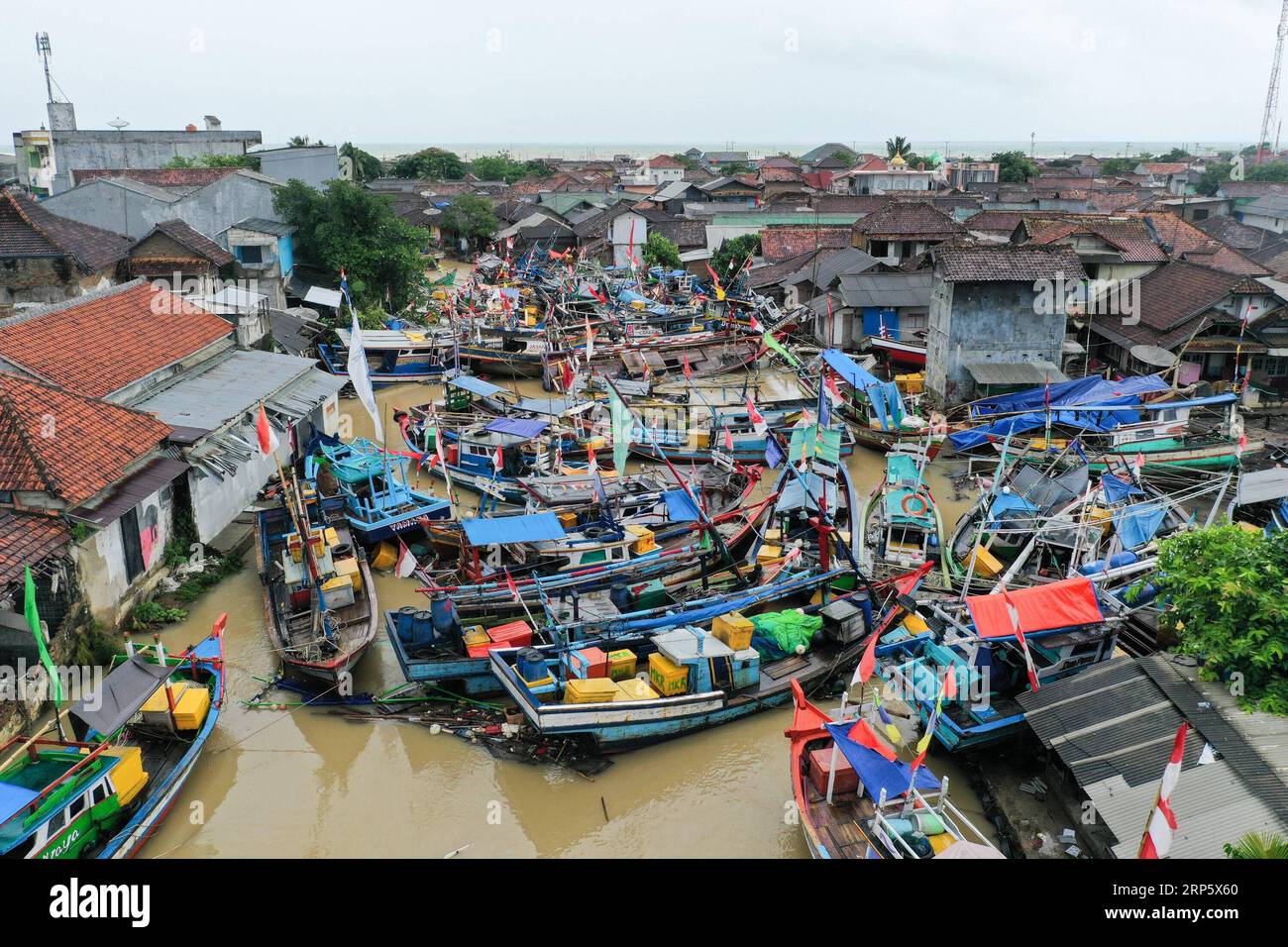 (181225) -- BANTEN, 25 dicembre 2018 -- foto scattata il 25 dicembre 2018 mostra i pescherecci distrutti dallo Tsunami nel villaggio Teluk di Pandeglang nella provincia di Banten, Indonesia. Il bilancio delle vittime dello tsunami innescato da un'eruzione vulcanica nello stretto di Sunda nell'Indonesia occidentale è salito a 429 finora, con un totale di altri 1.459 feriti, ha detto martedì un portavoce dell'agenzia nazionale per i disastri. ) INDONESIA-BANTEN-TSUNAMI-DISTRUTTO BARCHE DuxYu PUBLICATIONxNOTxINxCHN Foto Stock