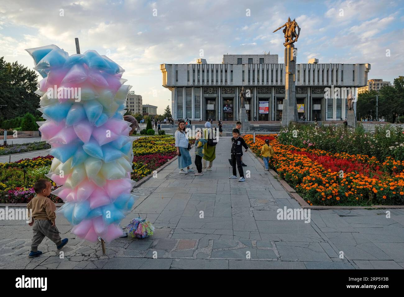 Bishkek, Kirghizistan - 1 settembre 2023: Piazza della Filarmonica Toktogul Satylganov a Bishkek, Kirghizistan. Foto Stock