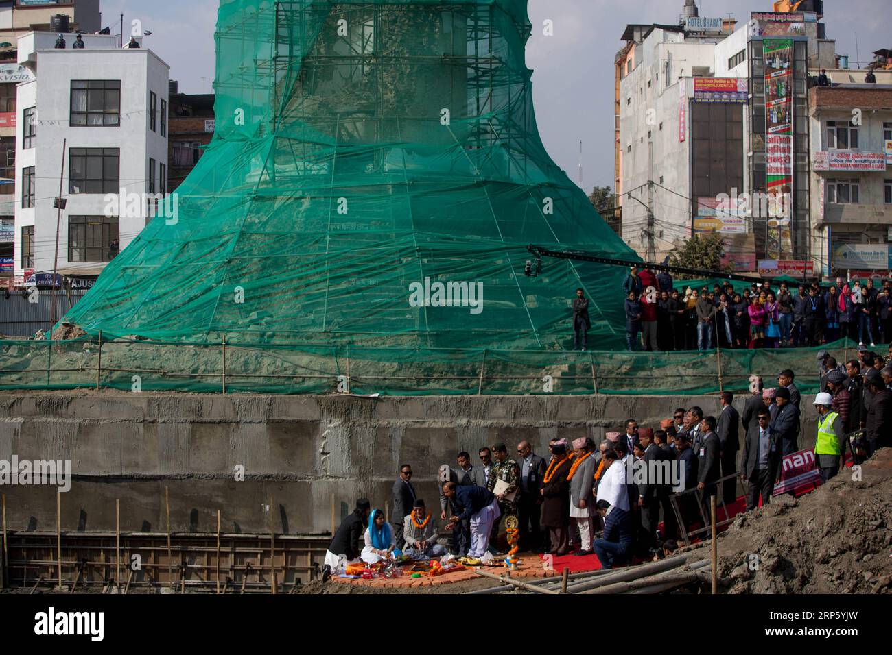 (181227) -- KATHMANDU, 27 dicembre 2018 -- il primo ministro del Nepal KP Sharma oli partecipa a una cerimonia per ricostruire la storica torre di nove piani Dharahara a Kathmandu, Nepal, il 27 dicembre 2018.) NEPAL-KATHMANDU-TOWER DHARAHARA-RICOSTRUZIONE sulavxshrestha PUBLICATIONxNOTxINxCHN Foto Stock