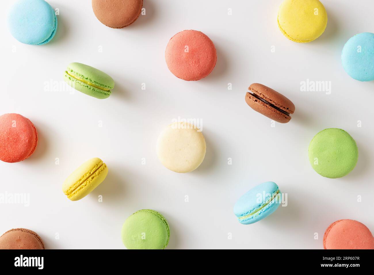 Dolci biscotti francesi colorati con macaron con diversi ripieni su sfondo bianco. Foto Stock