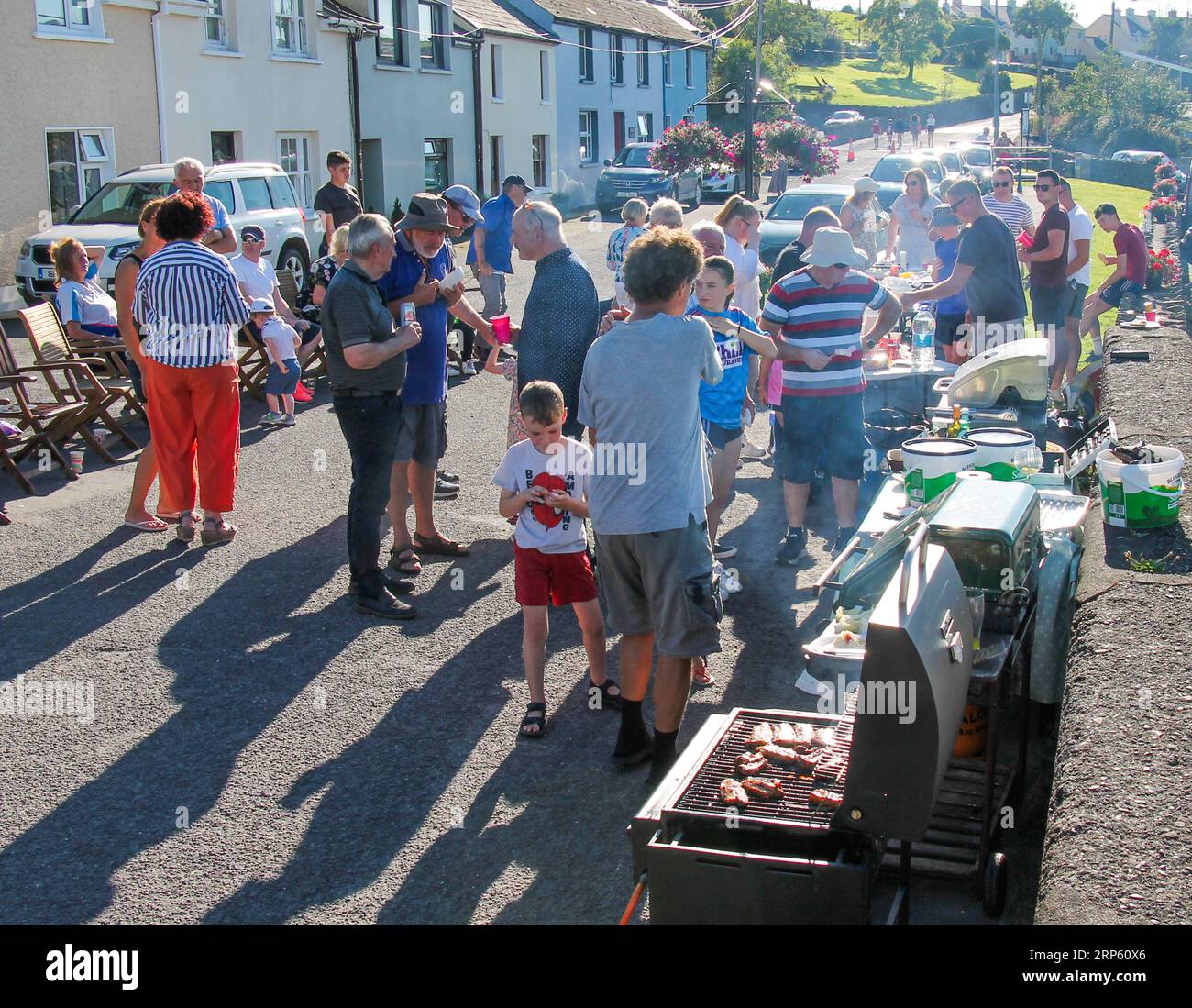 Comunità locale che apprezza Street BBQ Keelbeg West Cork Irlanda Foto Stock