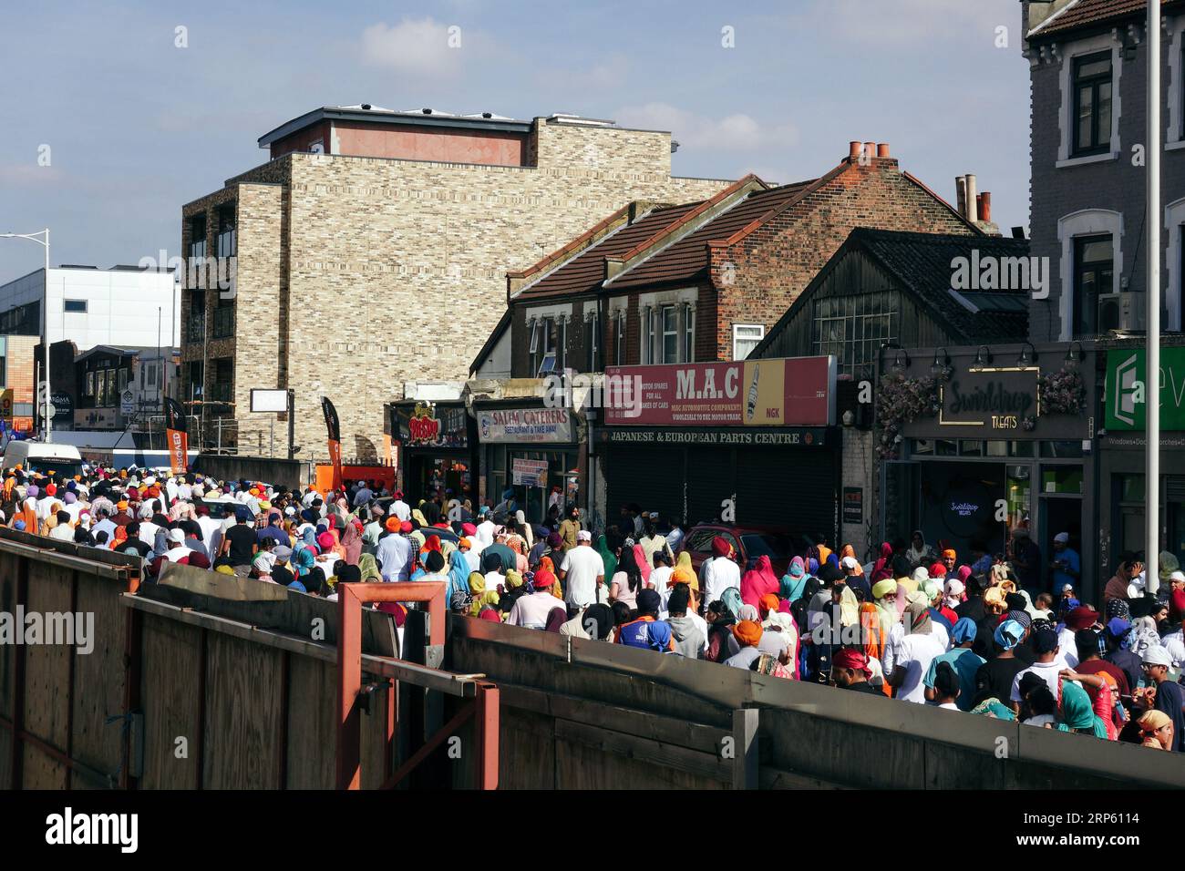 Londra, Regno Unito. 3 settembre 2023. Migliaia di sikh prendono parte alla processione annuale di Nagar Kirtan, iniziando a North Street Gurdwara, Barking e concludendo a High Road, Seven Kings Gurdwara, Ilford. © Simon King/ Alamy Live News Foto Stock