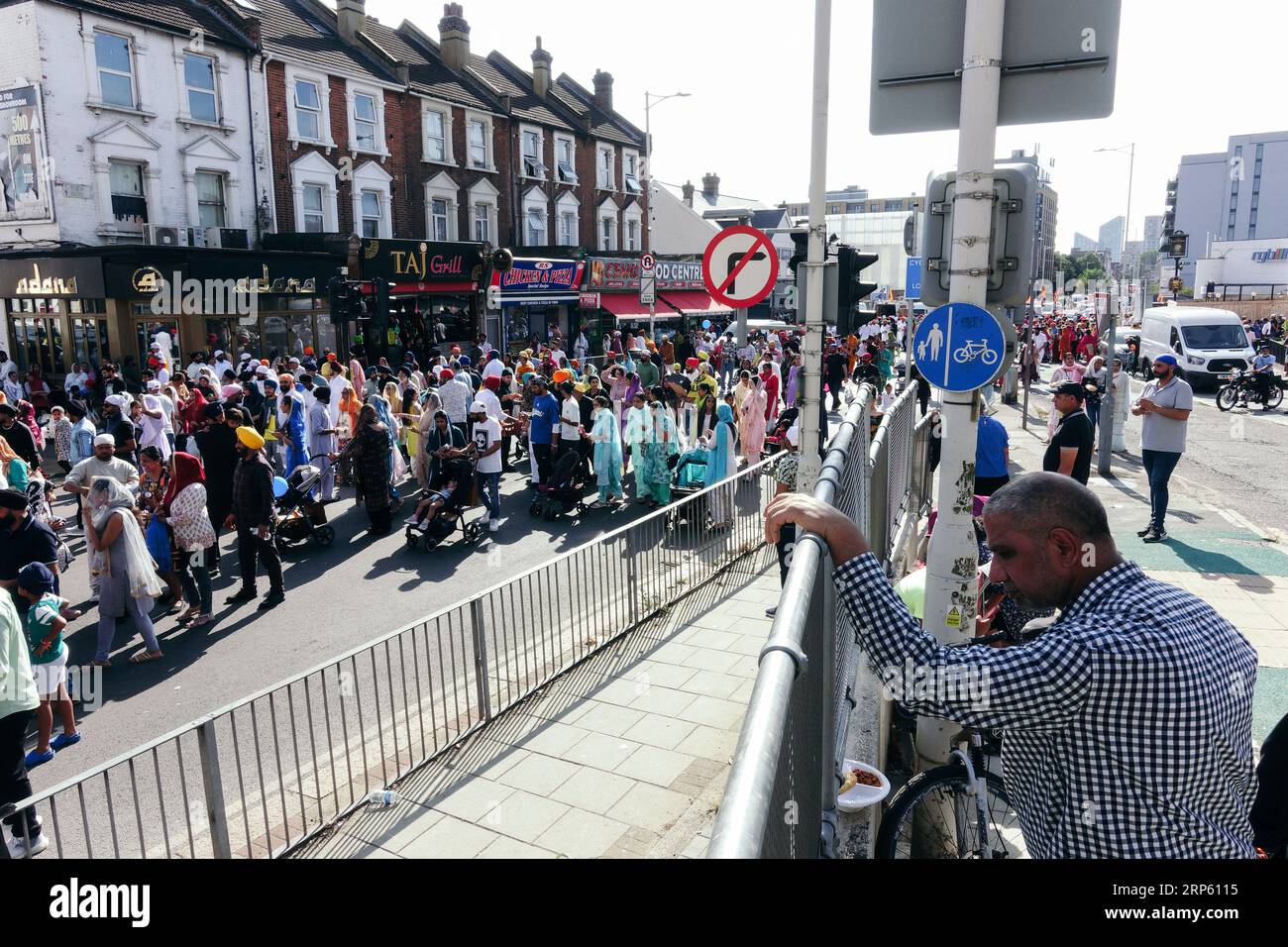 Londra, Regno Unito. 3 settembre 2023. Migliaia di sikh prendono parte alla processione annuale di Nagar Kirtan, iniziando a North Street Gurdwara, Barking e concludendo a High Road, Seven Kings Gurdwara, Ilford. © Simon King/ Alamy Live News Foto Stock