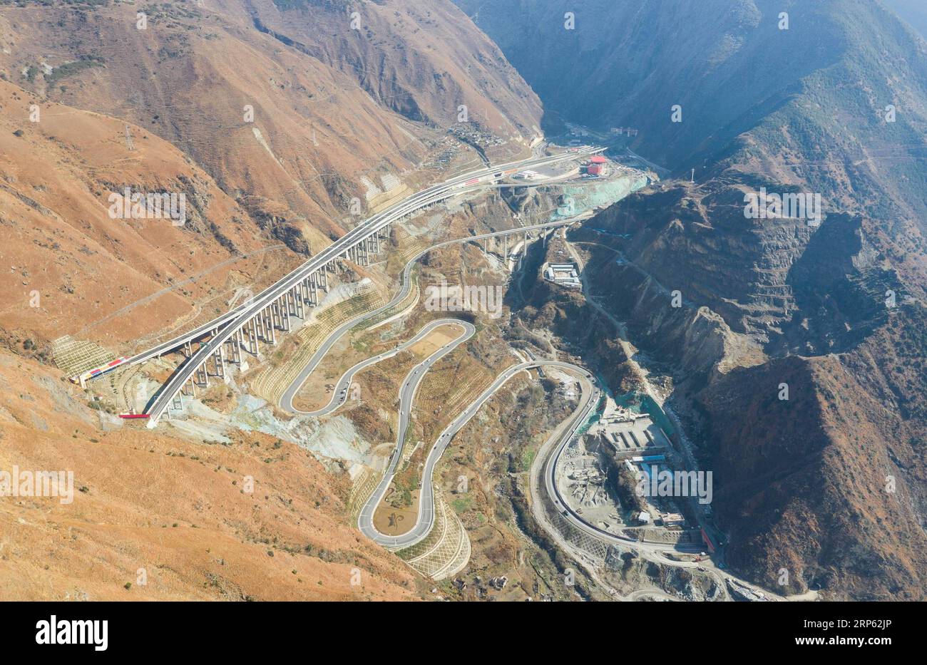 (181231) -- Ya AN, 31 dicembre 2018 -- foto aerea scattata il 30 dicembre 2018 mostra un'autostrada che collega l'autostrada Ya An-Kangding nella contea di Luding, nella provincia del Sichuan della Cina sud-occidentale. Una superstrada che collega Ya An e Kangding nella provincia del Sichuan nella Cina sud-occidentale è stata messa in prova lunedì mattina, segnando la lunghezza totale delle autostrade nella provincia a 7.238 km La costruzione della superstrada è stata completata nove mesi prima del previsto. Sarà la seconda autostrada nella prefettura autonoma tibetana di Ganzi del Sichuan dopo la strada nazionale 318, che conduce a Lhasa, Capit Foto Stock