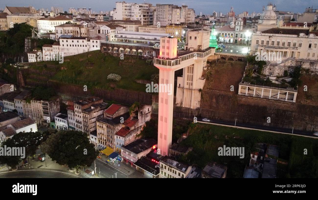 salvador, bahia, brasile - 31 dicembre 2022: Vista aerea di Elevador Lacerda, cartolina della città di Salvador. Foto Stock