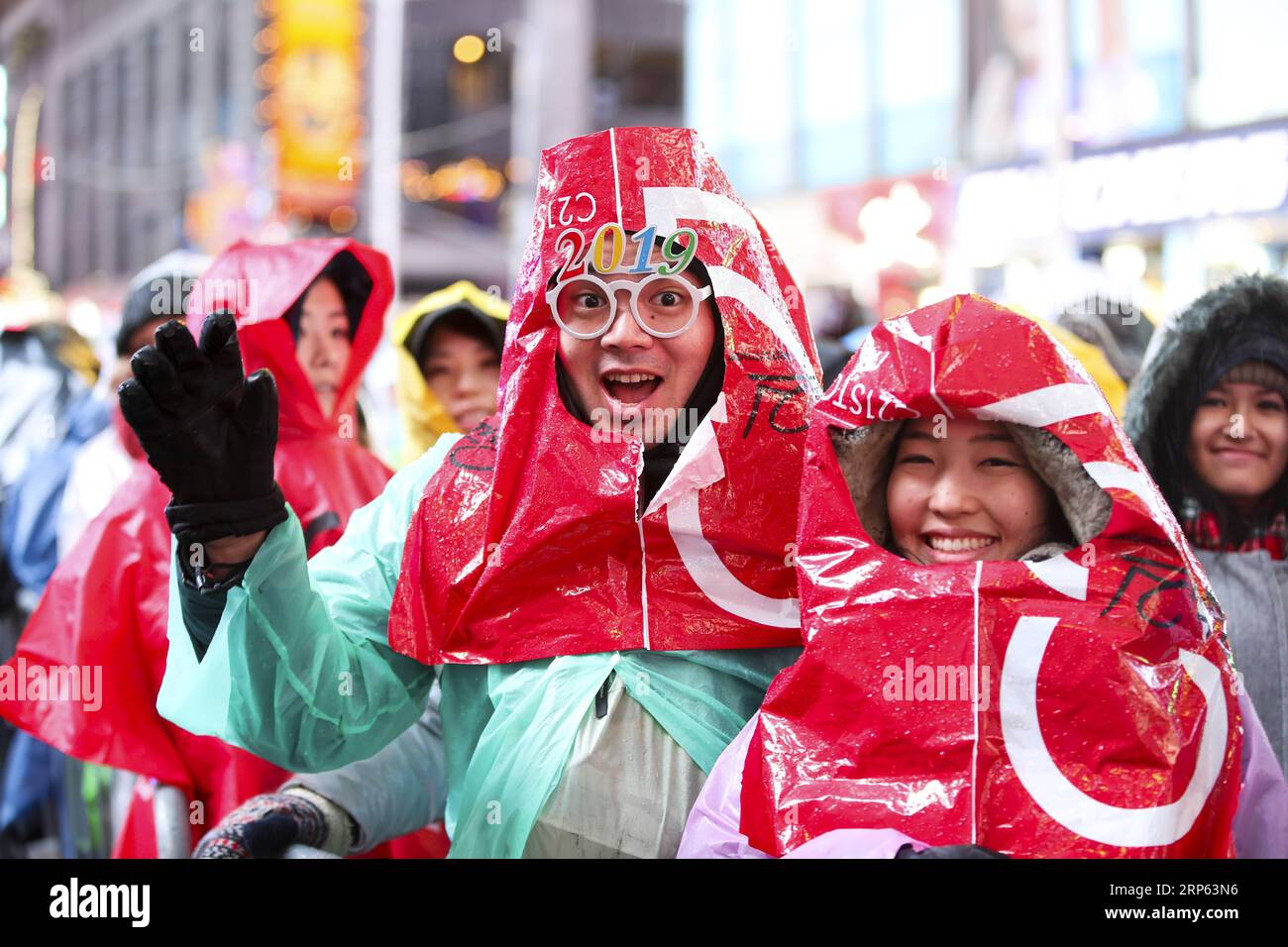 (181231) -- NEW YORK, 31 dicembre 2018 -- la gente aspetta la celebrazione del nuovo anno a Times Square a New York, negli Stati Uniti, il 31 dicembre 2018. ) U.S.-NEW YORK-TIMES SQUARE-NEW YEAR CELEBRATION WANGXYING PUBLICATIONXNOTXINXCHN Foto Stock