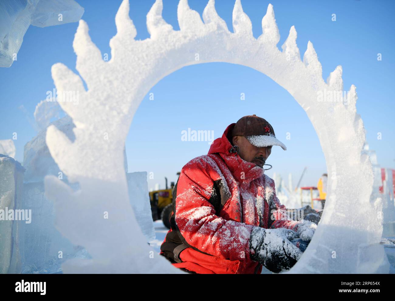 (190102) -- HARBIN, 2 gennaio 2019 (Xinhua) -- Un concorrente scolpisce una scultura di ghiaccio durante un concorso internazionale di scultura di ghiaccio a Harbin, capitale della provincia di Heilongjiang della Cina nord-orientale, 2 gennaio 2019. Alla competizione hanno partecipato in totale 16 squadre provenienti da 12 paesi e regioni. (Xinhua/Wang Jianwei) CHINA-HARBIN-ICE SCULPTURE-COMPETITION (CN) PUBLICATIONxNOTxINxCHN Foto Stock