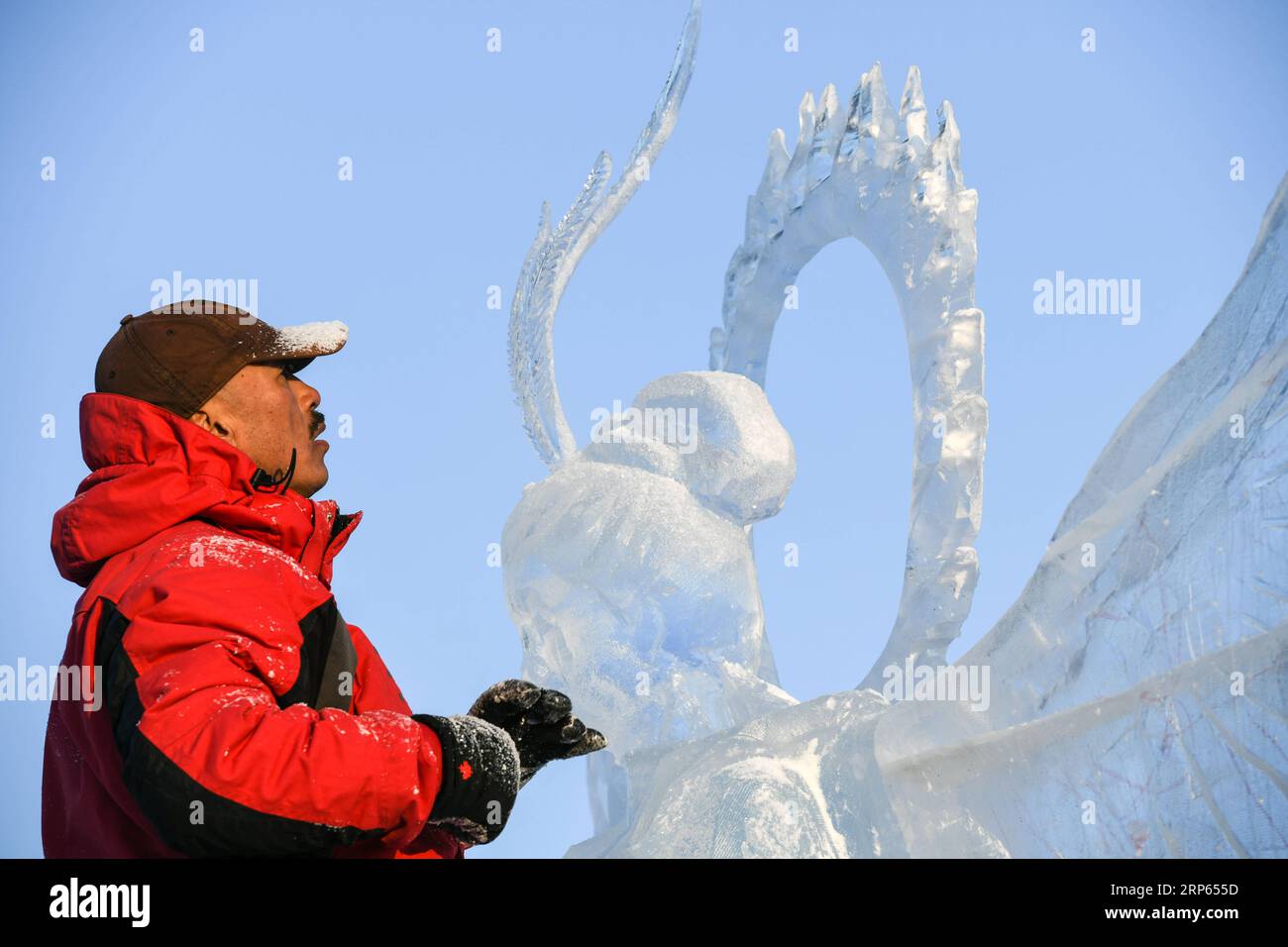 (190102) -- HARBIN, 2 gennaio 2019 (Xinhua) -- Un concorrente scolpisce una scultura di ghiaccio durante un concorso internazionale di scultura di ghiaccio a Harbin, capitale della provincia di Heilongjiang della Cina nord-orientale, 2 gennaio 2019. Alla competizione hanno partecipato in totale 16 squadre provenienti da 12 paesi e regioni. (Xinhua/Wang Song) CHINA-HARBIN-ICE SCULPTURE-COMPETITION (CN) PUBLICATIONxNOTxINxCHN Foto Stock
