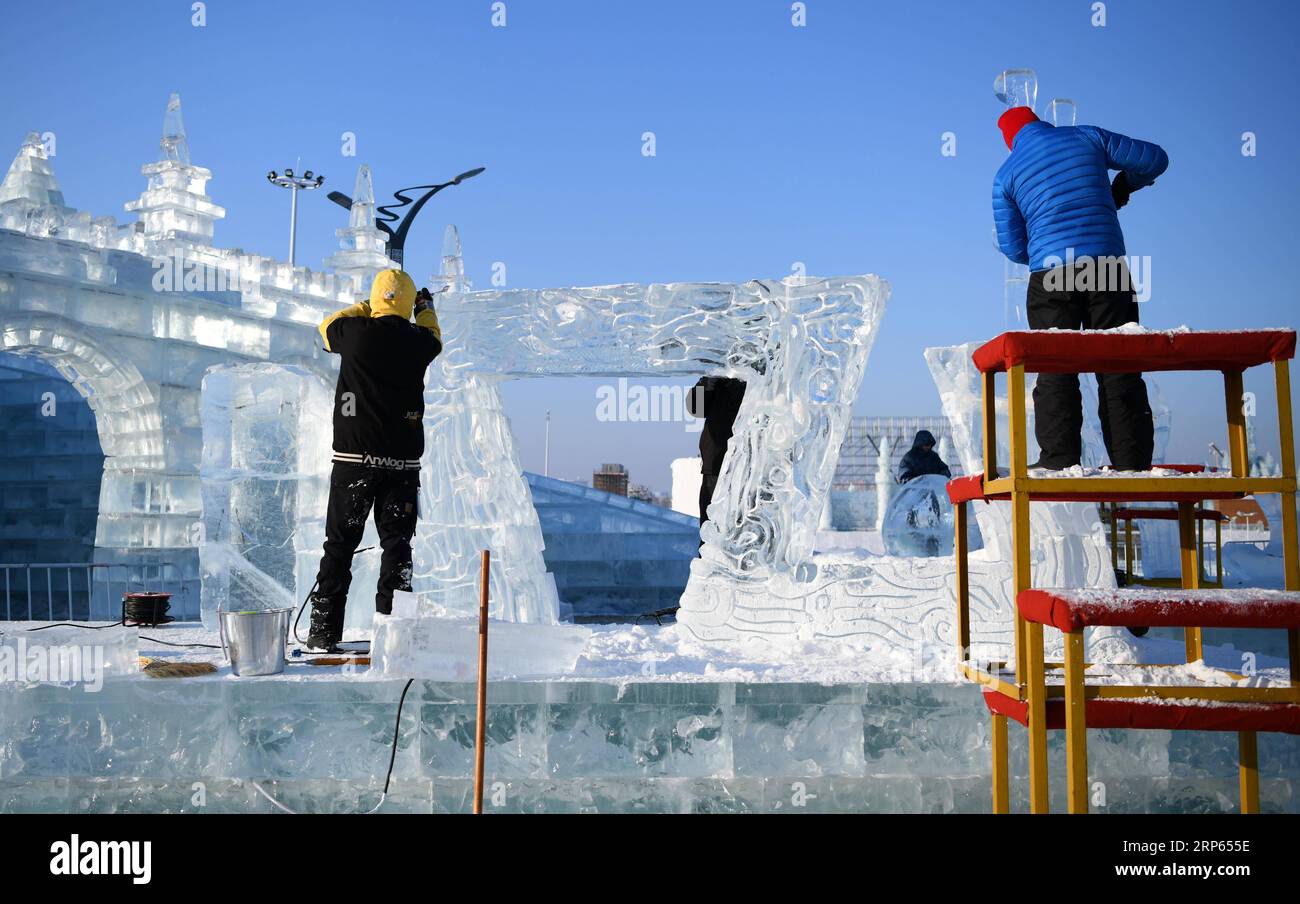 (190102) -- HARBIN, 2 gennaio 2019 (Xinhua) -- i concorrenti scolpiscono una scultura di ghiaccio durante un concorso internazionale di scultura di ghiaccio a Harbin, capitale della provincia di Heilongjiang della Cina nord-orientale, 2 gennaio 2019. Alla competizione hanno partecipato in totale 16 squadre provenienti da 12 paesi e regioni. (Xinhua/Wang Jianwei) CHINA-HARBIN-ICE SCULPTURE-COMPETITION (CN) PUBLICATIONxNOTxINxCHN Foto Stock
