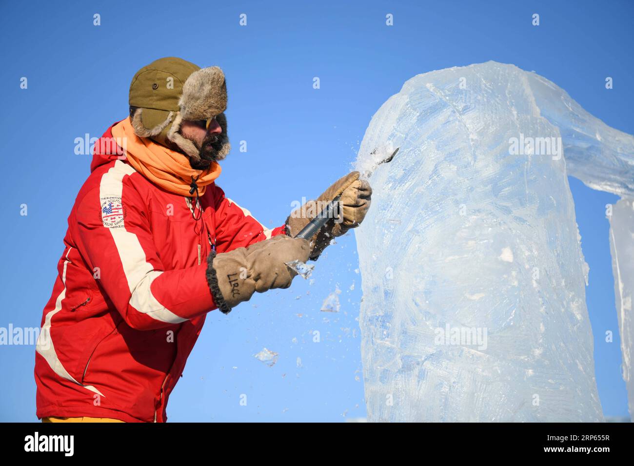(190102) -- HARBIN, 2 gennaio 2019 (Xinhua) -- Un concorrente scolpisce una scultura di ghiaccio durante un concorso internazionale di scultura di ghiaccio a Harbin, capitale della provincia di Heilongjiang della Cina nord-orientale, 2 gennaio 2019. Alla competizione hanno partecipato in totale 16 squadre provenienti da 12 paesi e regioni. (Xinhua/Wang Jianwei) CHINA-HARBIN-ICE SCULPTURE-COMPETITION (CN) PUBLICATIONxNOTxINxCHN Foto Stock