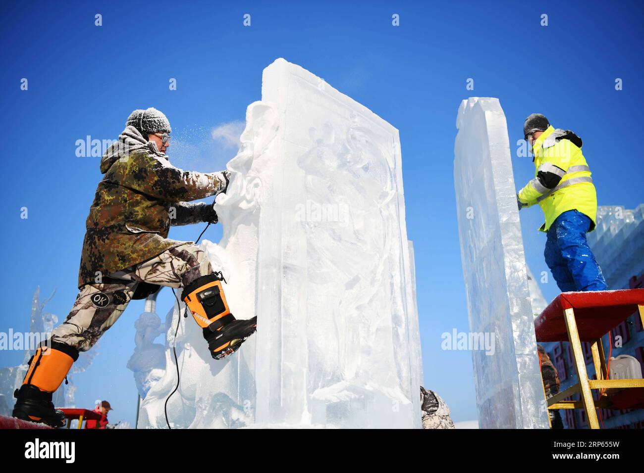 (190102) -- HARBIN, 2 gennaio 2019 (Xinhua) -- i concorrenti lavorano sulle sculture di ghiaccio durante un concorso internazionale di scultura su ghiaccio a Harbin, capitale della provincia di Heilongjiang della Cina nord-orientale, 2 gennaio 2019. Alla competizione hanno partecipato in totale 16 squadre provenienti da 12 paesi e regioni. (Xinhua/Wang Jianwei) CHINA-HARBIN-ICE SCULPTURE-COMPETITION (CN) PUBLICATIONxNOTxINxCHN Foto Stock