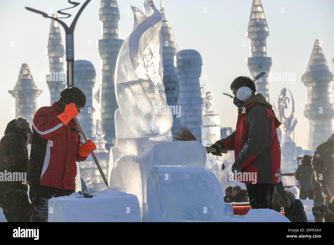 (190102) -- HARBIN, 2 gennaio 2019 (Xinhua) -- i concorrenti scolpiscono una scultura di ghiaccio durante un concorso internazionale di scultura di ghiaccio a Harbin, capitale della provincia di Heilongjiang della Cina nord-orientale, 2 gennaio 2019. Alla competizione hanno partecipato in totale 16 squadre provenienti da 12 paesi e regioni. (Xinhua/Wang Song) CHINA-HARBIN-ICE SCULPTURE-COMPETITION (CN) PUBLICATIONxNOTxINxCHN Foto Stock