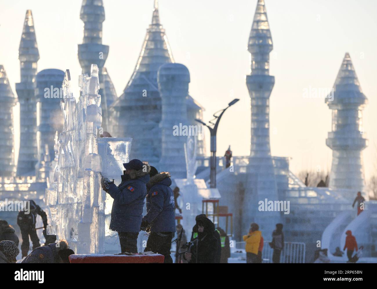 (190102) -- HARBIN, 2 gennaio 2019 (Xinhua) -- i concorrenti lavorano sulle sculture di ghiaccio durante un concorso internazionale di scultura su ghiaccio a Harbin, capitale della provincia di Heilongjiang della Cina nord-orientale, 2 gennaio 2019. Alla competizione hanno partecipato in totale 16 squadre provenienti da 12 paesi e regioni. (Xinhua/Wang Song) CHINA-HARBIN-ICE SCULPTURE-COMPETITION (CN) PUBLICATIONxNOTxINxCHN Foto Stock