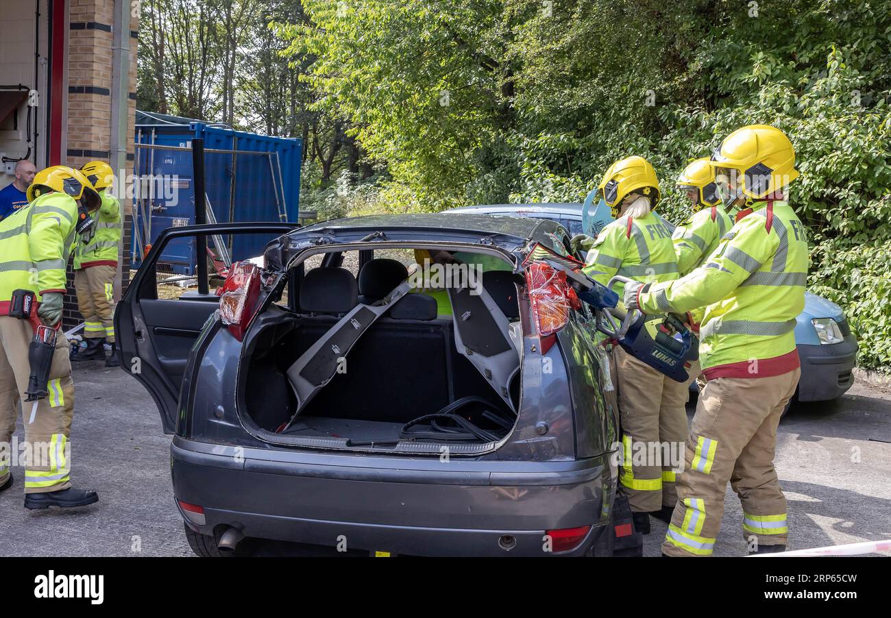 Stockton Heath, Warrington, Cheshire, Regno Unito. 2 settembre 2023. La stazione dei vigili del fuoco di Stockton Heath ha tenuto una giornata aperta dove hanno dimostrato come salvare un conducente ferito da un'auto rimuovendo il tetto dell'auto credito: John Hopkins/Alamy Live News Foto Stock