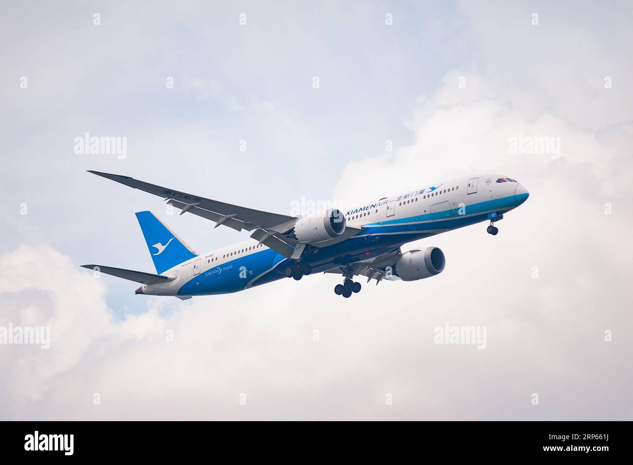 26.07.2023, Singapore, Repubblica di Singapore, Asia - Boeing 787-9 Dreamliner aereo passeggeri della compagnia aerea cinese Xiamen Air atterra all'aeroporto di Changi. Foto Stock