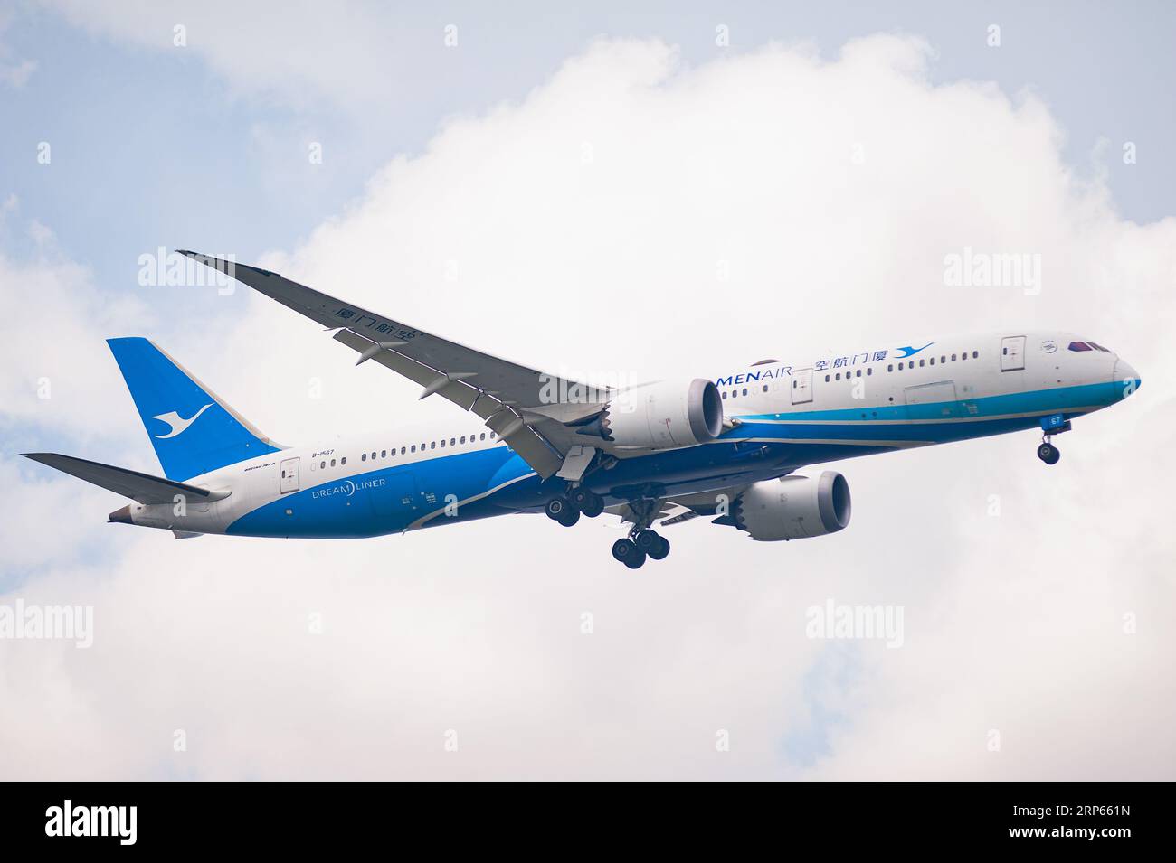 26.07.2023, Singapore, Repubblica di Singapore, Asia - Boeing 787-9 Dreamliner aereo passeggeri della compagnia aerea cinese Xiamen Air atterra all'aeroporto di Changi. Foto Stock