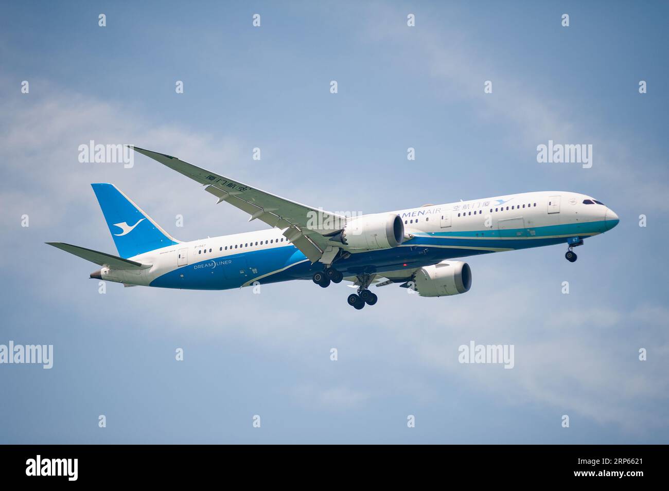 30.07.2023, Singapore, Repubblica di Singapore, Asia - Boeing 787-9 Dreamliner aereo passeggeri della compagnia aerea cinese Xiamen Air atterra all'aeroporto di Changi. Foto Stock