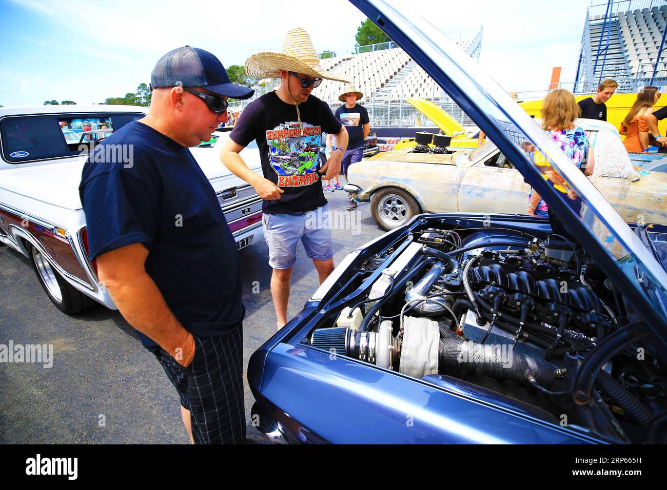 (190103) -- CANBERRA, 3 gennaio 2019 -- gli appassionati di muscle car discutono la modifica del motore all'Exhibition Park durante il Summernats car festival a Canberra, Australia, 3 gennaio 2019. Si tiene annualmente a Canberra dal 1987, quest'anno i Summernats hanno aperto al pubblico giovedì e dureranno fino al 6 gennaio. Summernats è stata la più grande e famosa festa a cavallo in Australia e attrae turisti a Canberra da tutto il paese. Durante il festival, le persone potranno godersi uno spettacolo di drifting, una crociera della città, uno spettacolo burnout e altri eccitanti spettacoli. ) AUSTRALIA-CANBERRA-SUMMERNATS CAR FESTI Foto Stock