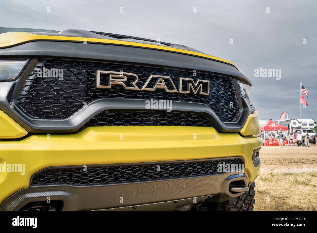 Loveland, CO, USA - 26 agosto 2023: Griglia del camion RAM Rebel con paraurti anteriore Mopar. Foto Stock