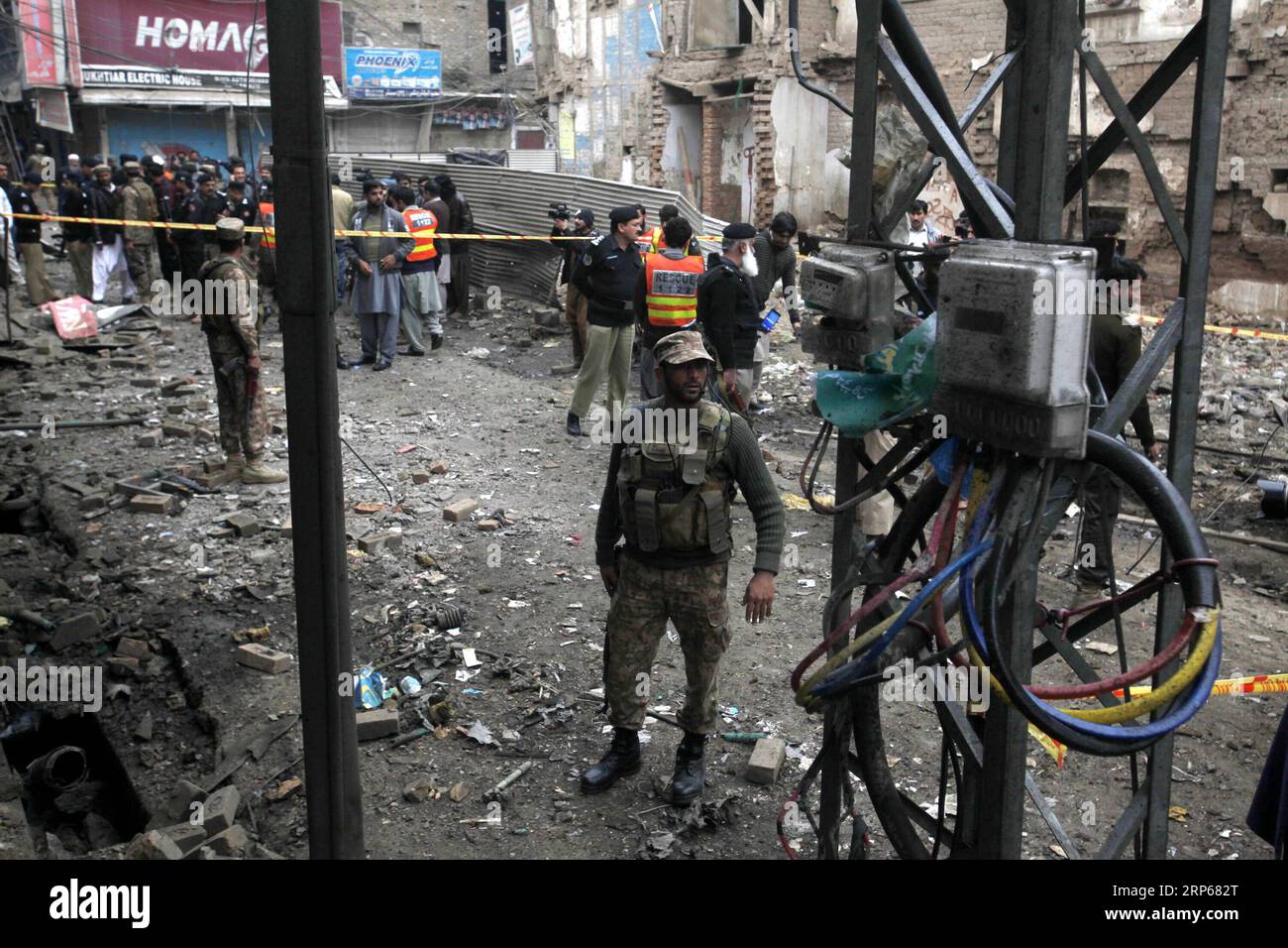 (190105) -- PESHAWAR, 5 gennaio 2019 -- i funzionari della sicurezza esaminano il sito di esplosione nel nord-ovest del Pakistan a Peshawar il 5 gennaio 2019. Almeno quattro persone sono rimaste ferite sabato mattina in un'esplosione di autobomba nella città nordoccidentale del Pakistan di Peshawar, ha detto la polizia. ) PAKISTAN-PESHAWAR-BLAST UmarxQayyum PUBLICATIONxNOTxINxCHN Foto Stock