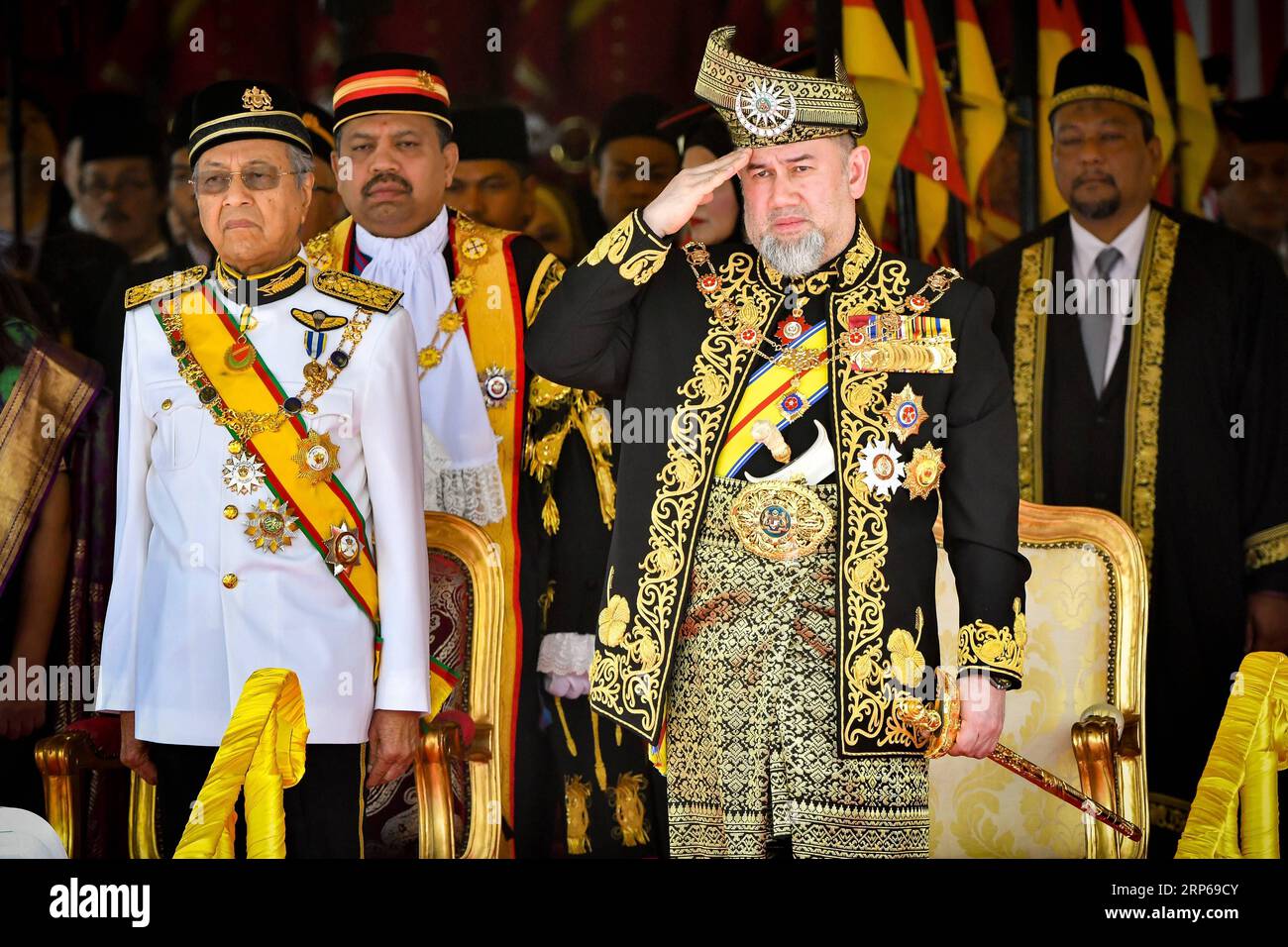 (190106) -- KUALA LUMPUR, 6 gennaio 2019 -- la foto del file scattata il 17 luglio 2018 mostra il re della Malesia Muhammad V (R, fronte) che rivede la guardia reale d'onore durante la cerimonia di apertura del parlamento a Kuala Lumpur, Malesia. Il re della Malesia Muhammad V si dimise domenica, dopo oltre due anni di servizio come capo supremo cerimoniale del paese. ) MALESIA-RE MUHAMMAD V-RASSEGNARE ChongxVoonxChung PUBLICATIONxNOTxINxCHN Foto Stock