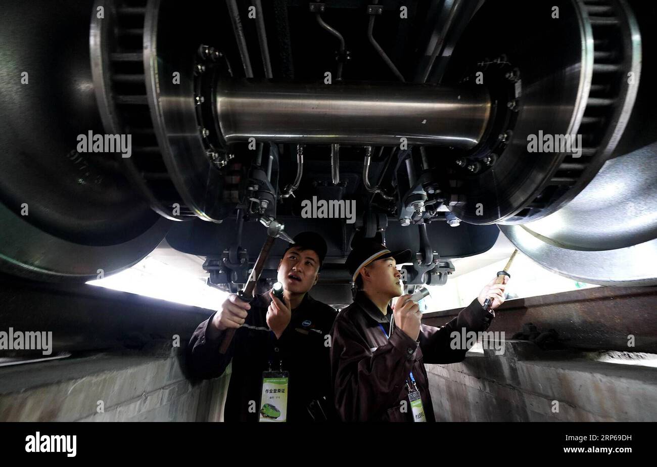 (190106) -- SHANGHAI, 6 gennaio 2019 -- i lavoratori controllano un treno CR200J presso la China Railway Shanghai Group Co., ltd. A Shanghai, Cina orientale, 6 gennaio 2019. Il treno CR200J, con un sistema di alimentazione centralizzato che corre 160 km all'ora, sarà messo in funzione prima della corsa di viaggio del Festival di Primavera nel 2019.) CHINA-SHANGHAI-NUOVO TRENO AD ALTA VELOCITÀ FUXING-DA METTERE IN USO (CN) CHENXFEI PUBLICATIONXNOTXINXCHN Foto Stock