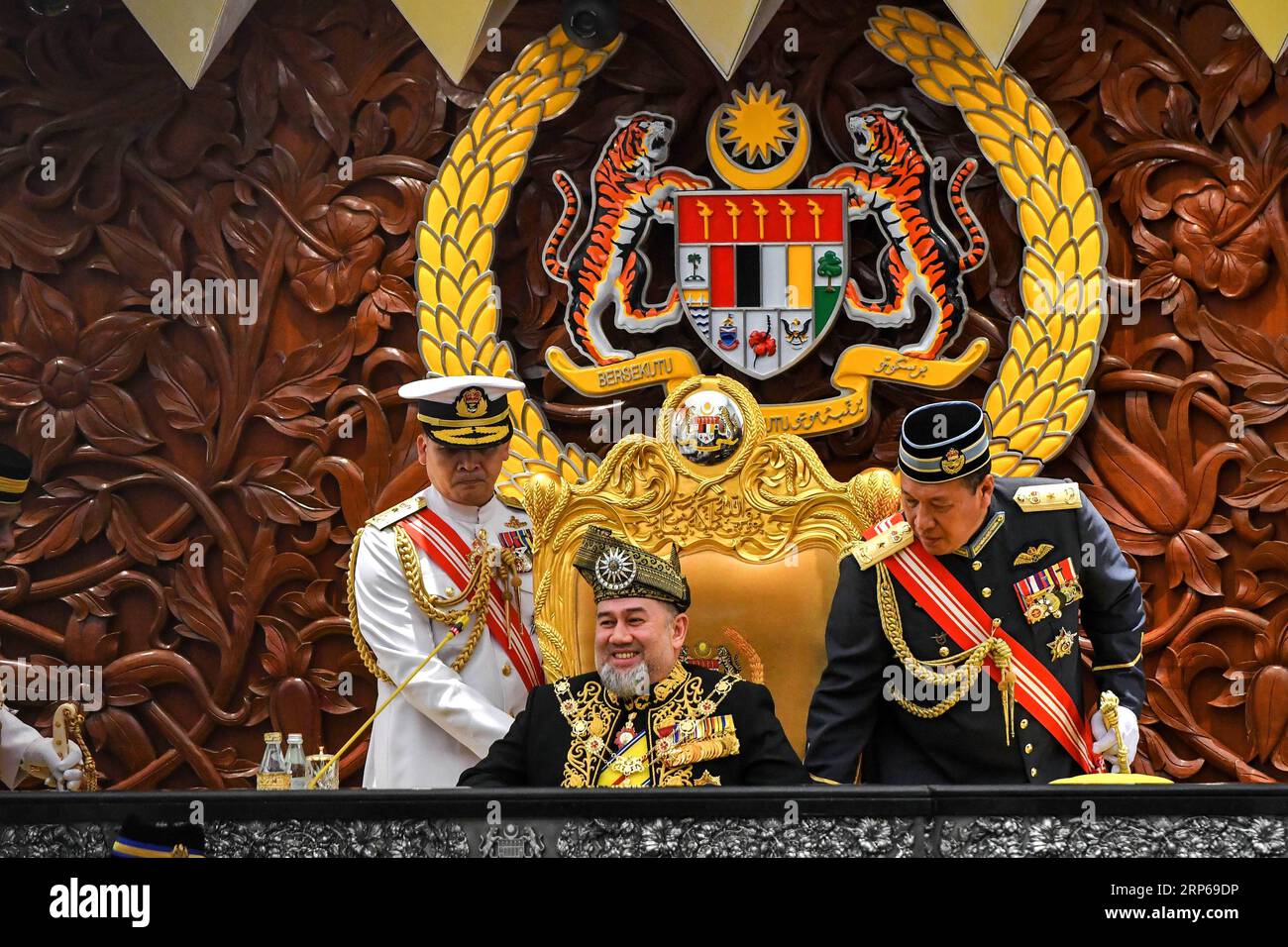 (190106) -- KUALA LUMPUR, 6 gennaio 2019 -- la foto del file scattata il 17 luglio 2018 mostra il re della Malesia Muhammad V (C) che partecipa ad una riunione del parlamento a Kuala Lumpur, Malesia. Il re della Malesia Muhammad V si dimise domenica, dopo oltre due anni di servizio come capo supremo cerimoniale del paese. ) MALESIA-RE MUHAMMAD V-RASSEGNARE ChongxVoonxChung PUBLICATIONxNOTxINxCHN Foto Stock