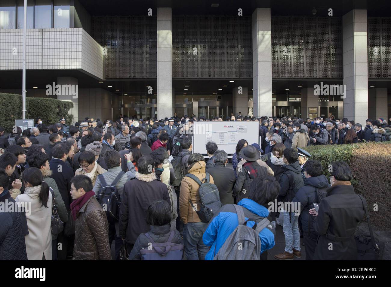 (190108) -- TOKYO, 8 gennaio 2019 -- la gente è affollata fuori dal tribunale che contratta per soli 14 posti disponibili in aula attraverso un sistema di lotteria a Tokyo, in Giappone, 8 gennaio 2019. L'ex presidente di Nissan Motor Co. Carlos Ghosn martedì è apparso in pubblico per la prima volta dal suo arresto il 19 novembre presso un tribunale di Tokyo dove ha sostenuto con forza la sua innocenza per accuse di cattiva condotta finanziaria che hanno portato alla sua lunga detenzione. Su richiesta di Ghosn e dei suoi avvocati, gli fu concesso il permesso di esprimere le sue opinioni in tribunale per la prima volta dal suo arresto sull'allegatio Foto Stock