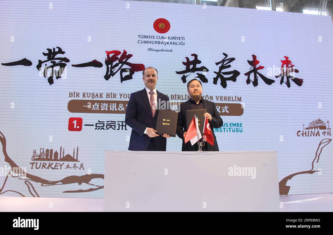 (190108) -- ISTANBUL, 8 gennaio 2019 -- Seref Ates (L), presidente dell'Istituto Yunus Emre, posa per foto con Jin Zhi, vicepresidente di Yidian Zixun, durante una cerimonia di firma a Istanbul, in Turchia, l'8 gennaio 2019. Yidian Zixun, un'app di notizie cinese basata sull'intelligenza artificiale e sui big data, e lo Yunus Emre Institute in Turchia hanno concordato martedì di collaborare su lavori accademici e scientifici. ) TURCHIA-ISTANBUL-CINA-NOTIZIE APP-COOPERAZIONE XUXSUHUI PUBLICATIONXNOTXINXCHN Foto Stock