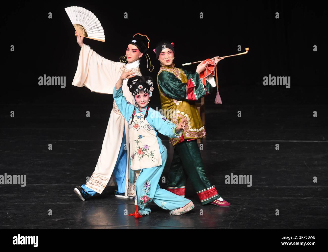 (190109) -- PECHINO, 9 gennaio 2019 (Xinhua) -- gli artisti eseguono la tradizionale Anhui Opera come parte della performance di 21 giorni del patrimonio culturale immateriale a Pechino, capitale della Cina, 8 gennaio 2019. (Xinhua/Luo Xiaoguang) CHINA-BEIJING-IMANGIBLE CULTURAL HERITAGE (CN) PUBLICATIONxNOTxINxCHN Foto Stock