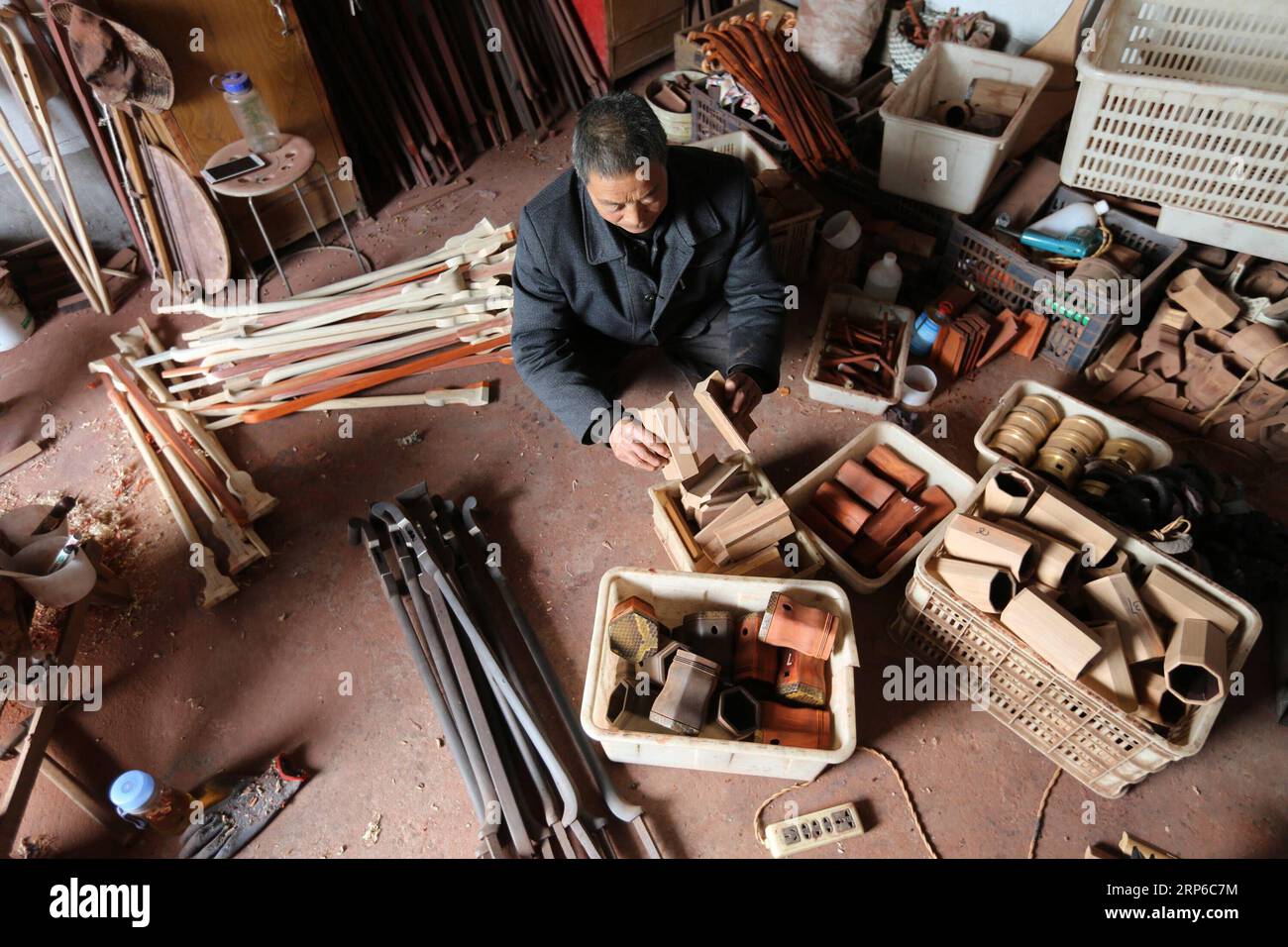 (190109) -- LINYI, 9 gennaio 2019 -- Villager Gao Zhenbao controlla parti di erhu, uno strumento cinese ad arco a due corde nel villaggio Yuequan di Miaoshan Town nella città di Linyi, nella provincia dello Shandong della Cina orientale, 8 gennaio 2019. Yuequan è famosa per il suo erhu fatto a mano, con più di 90 famiglie ad esso dedicate nel villaggio. CHINA-SHANDONG-LINYI-FOLK ERHU MAKER (CN) ZHANGXCHUNLEI PUBLICATIONXNOTXINXCHN Foto Stock